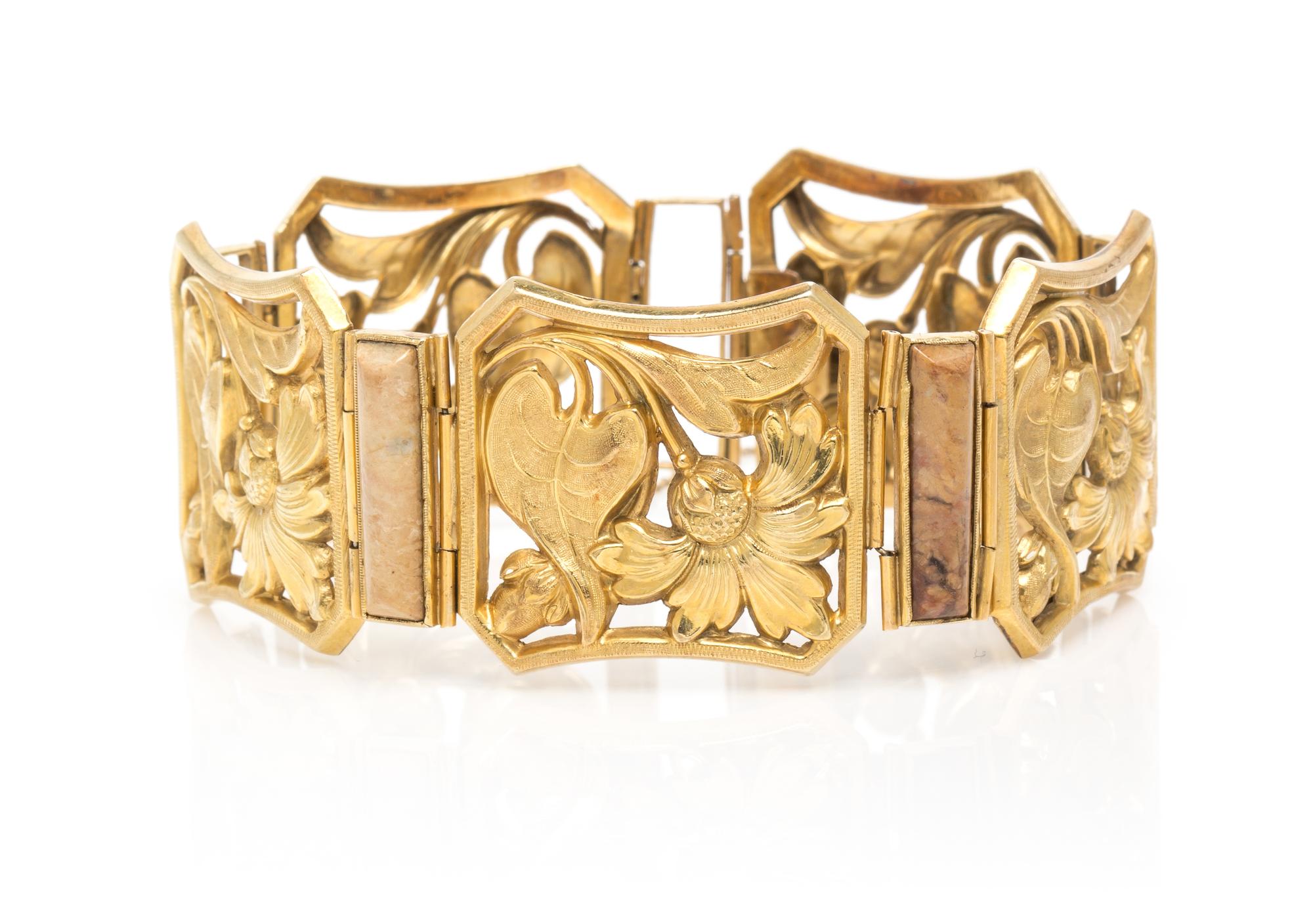 An Art Nouveau Yellow Gold and Agate Bracelet, 17.90 dwts.