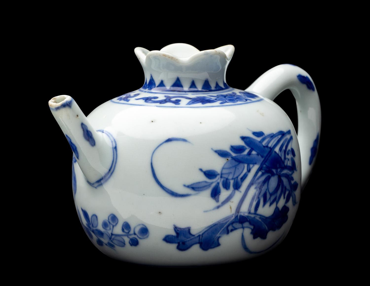 A Chinese Export Blue and White Porcelain Pomegranate-Form Teapot