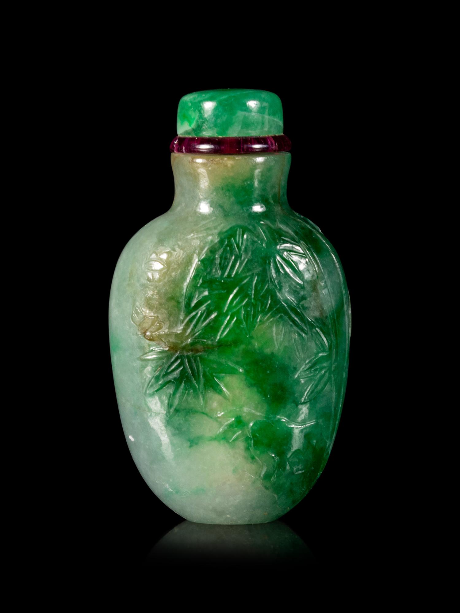 A Green and White Jadeite Snuff Bottle