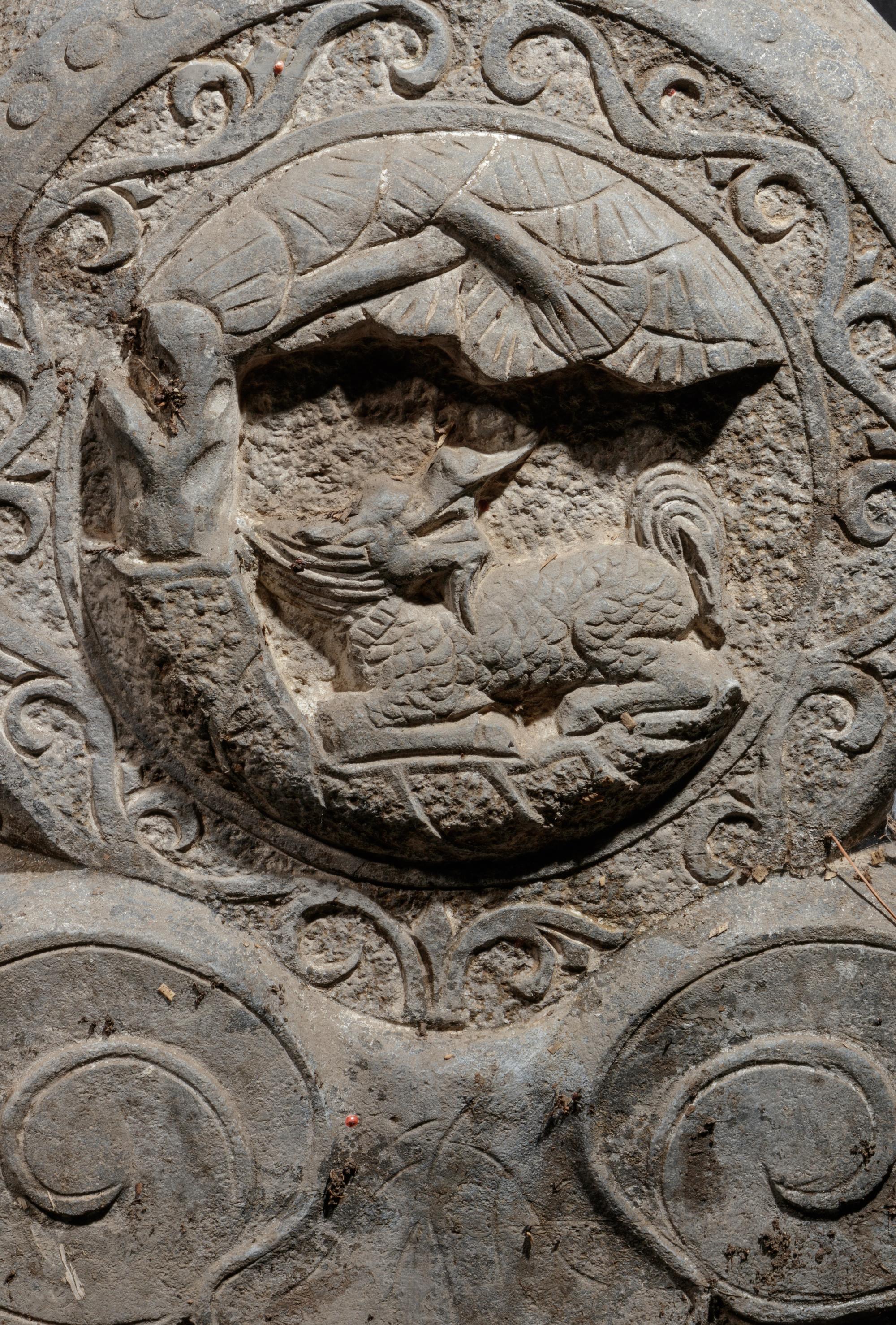A Pair of Bearing Stones, Menzhenshi