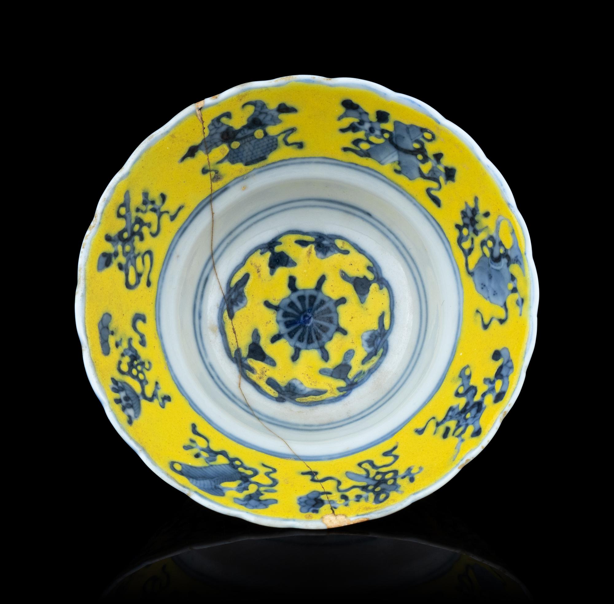 A Chinese Yellow Ground Blue and White Porcelain Ogee Cup
