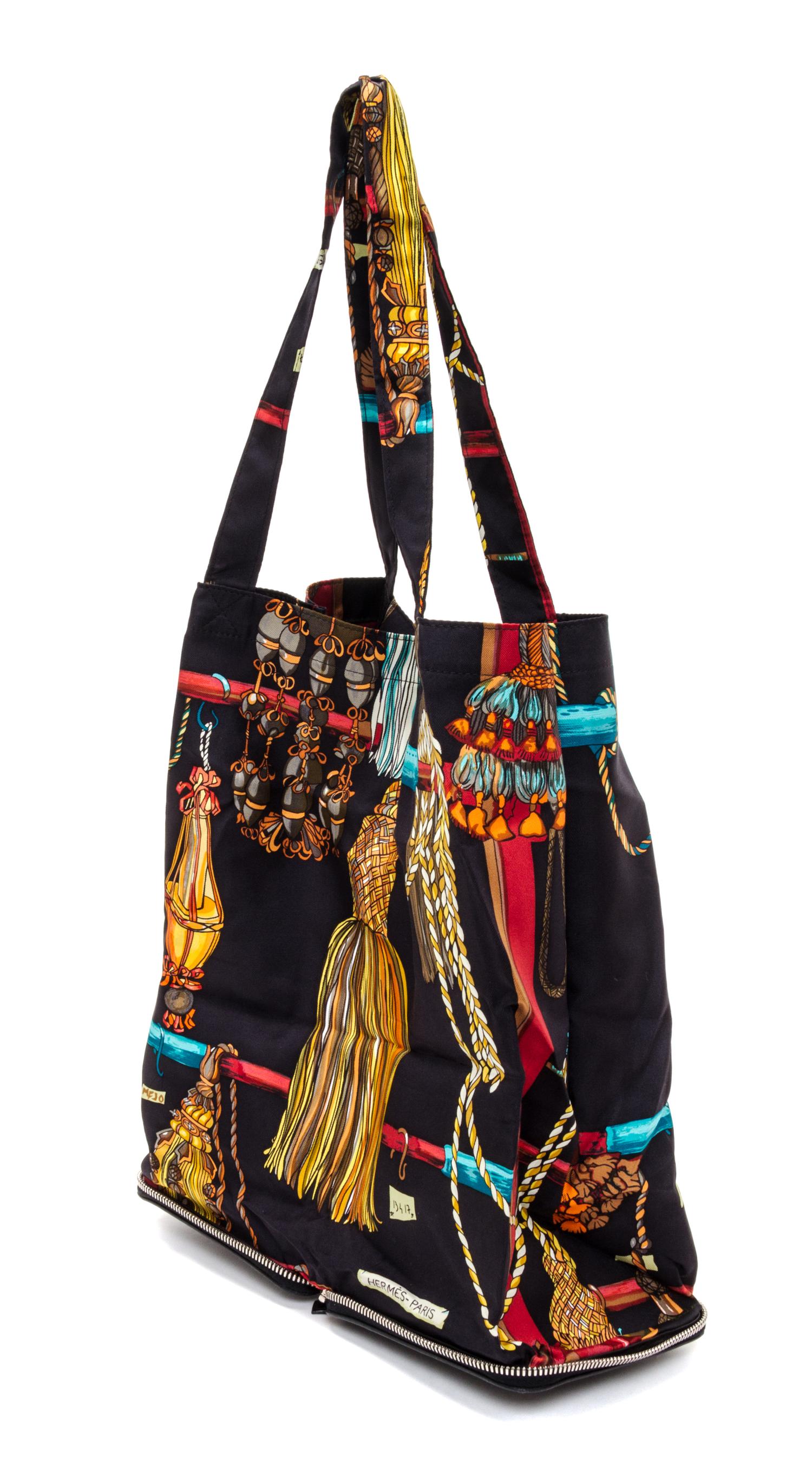 An Hermes Noir Togo Silky Pop Tote, 12" x 11" x 5".