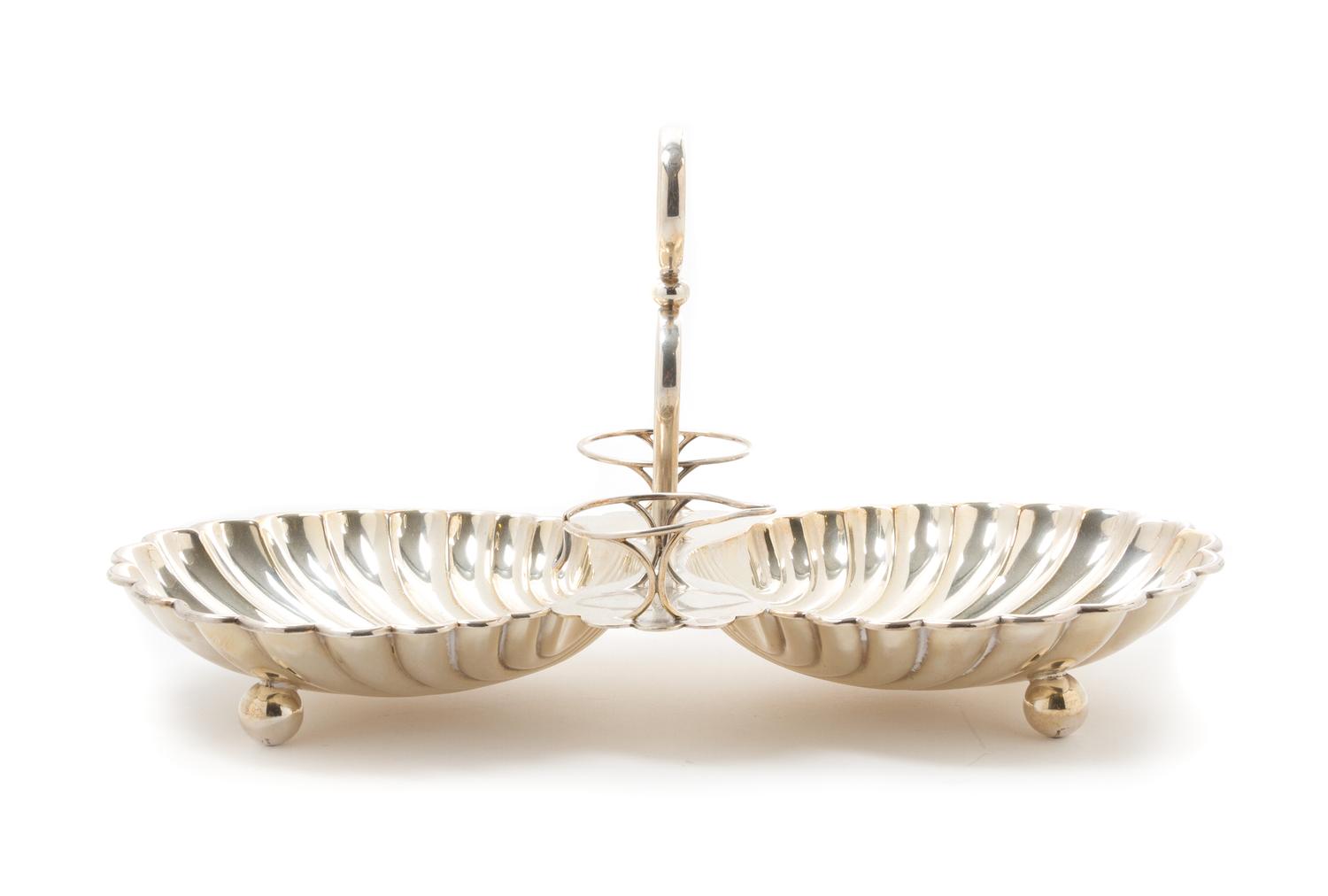 An English Silver-plate Serving Dish Width 16 3/4 inches. — Daniel & Arter, Birmingham, Early 20th Century