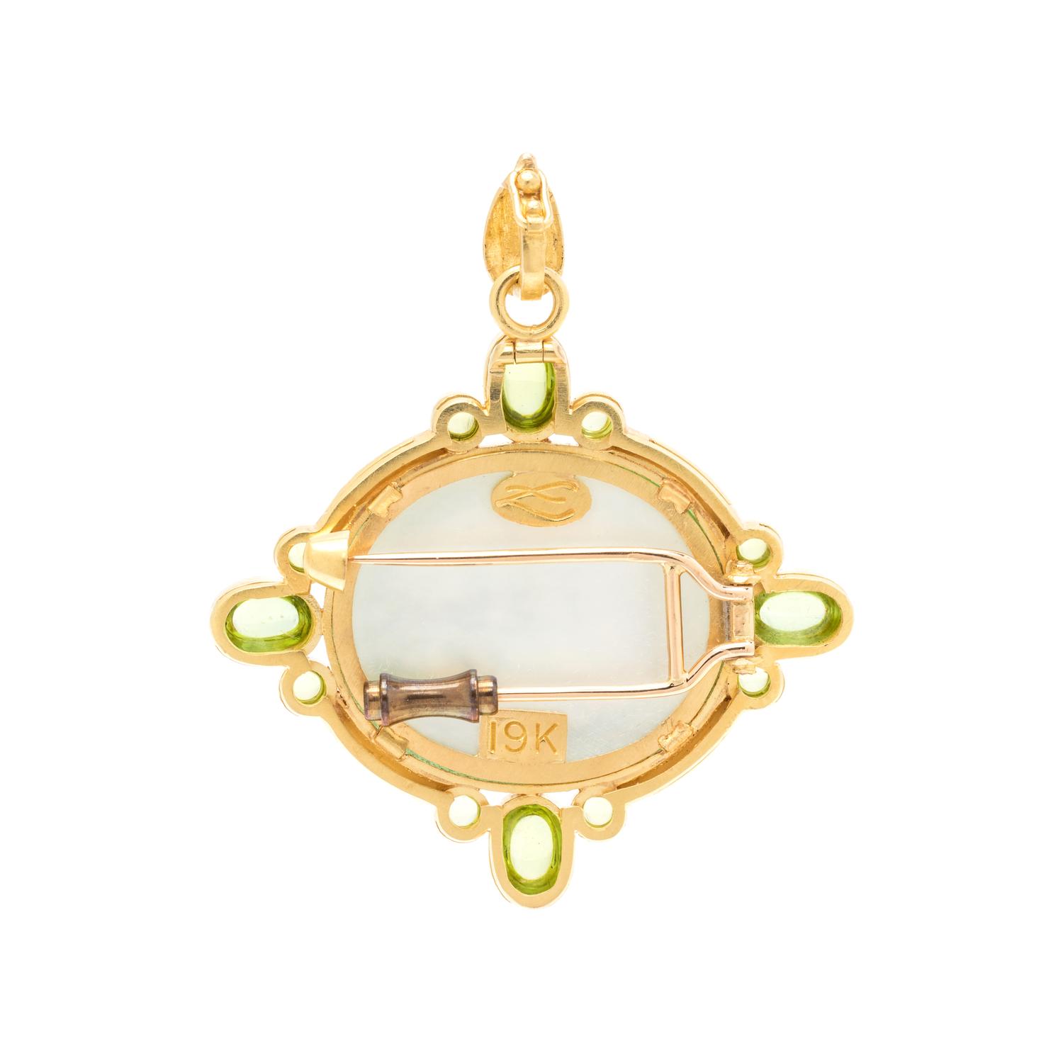 ELIZABETH LOCKE, GLASS CAMEO AND PERIDOT PENDANT/BROOCH