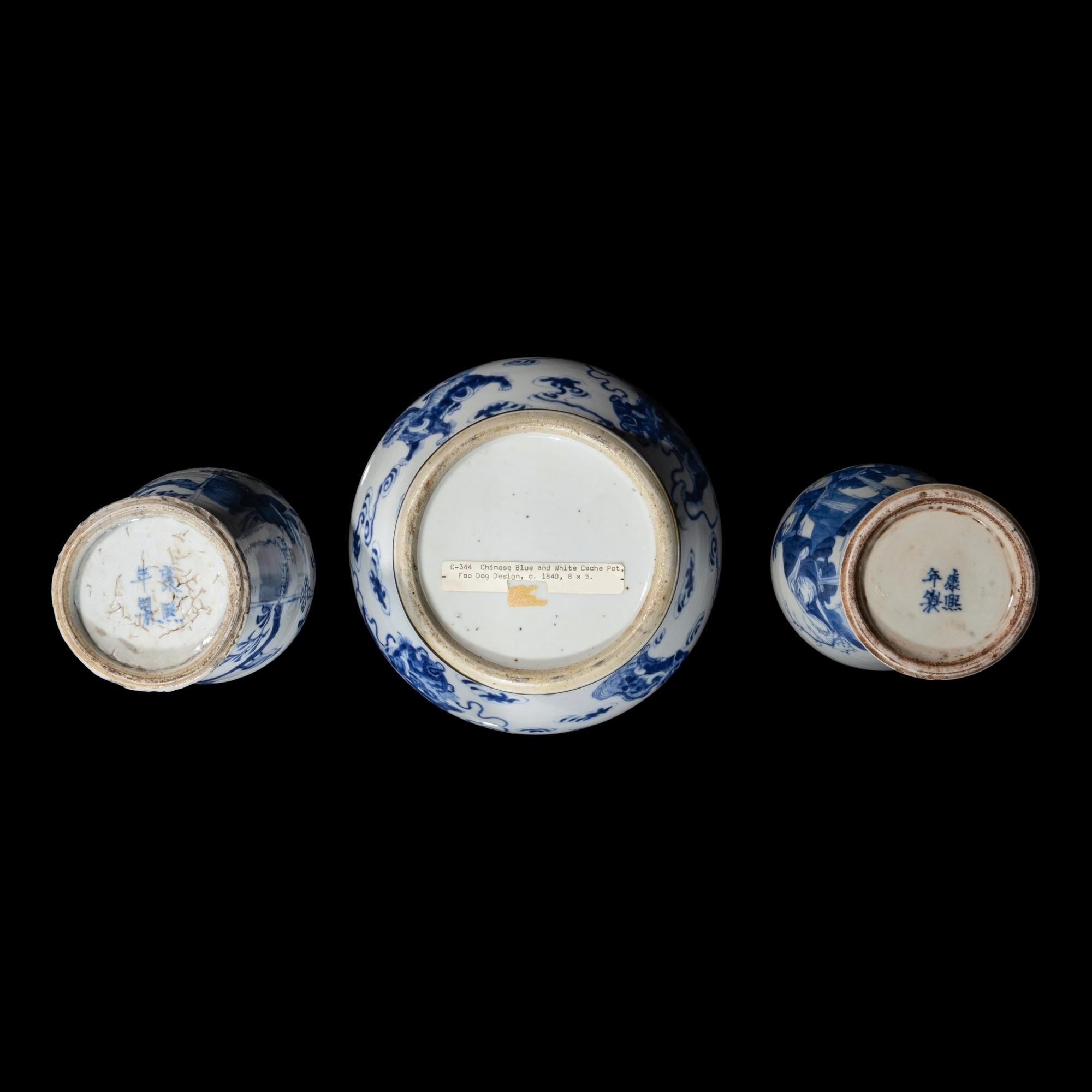 Three Chinese Blue and White Porcelain Vessels, 18th-19th Century 清中期 青花 佛獅紋洗及 人物圖賞瓶兩支