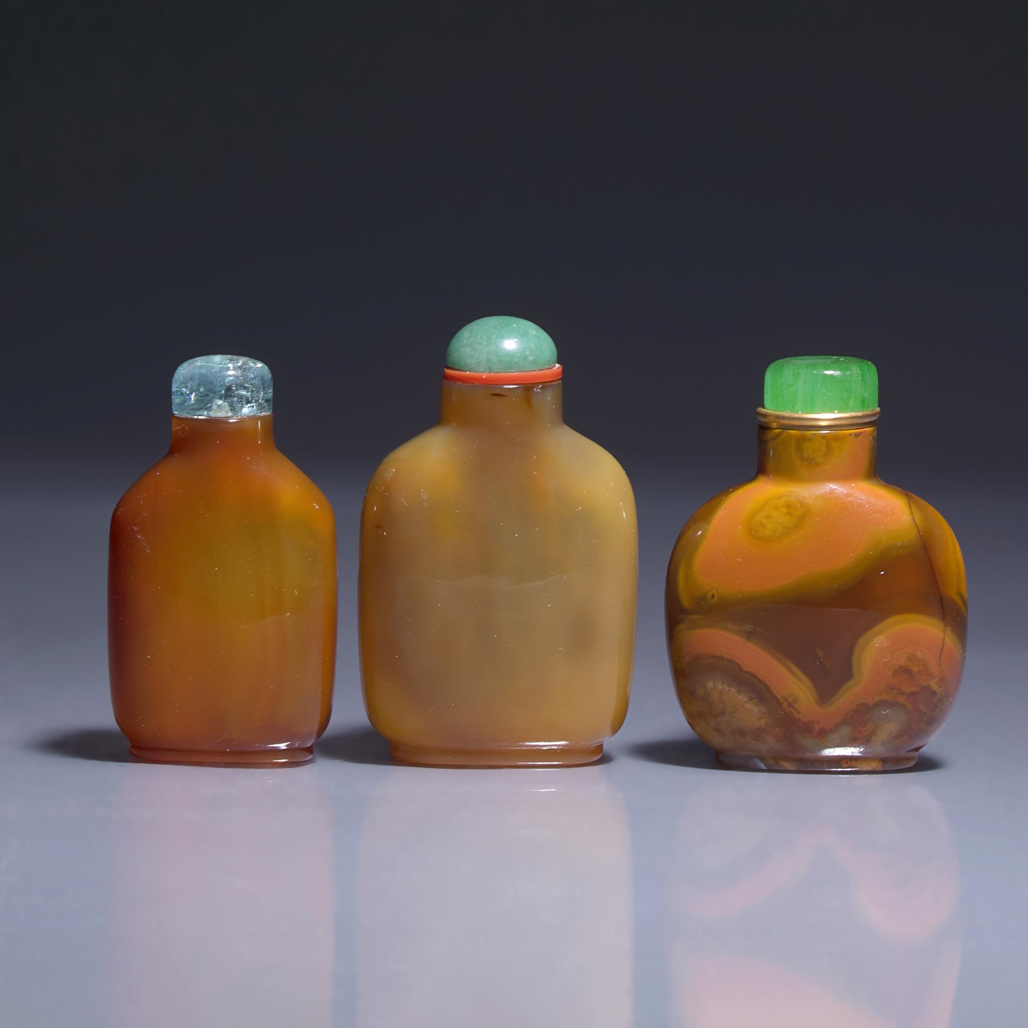Three Chinese Agate Snuff Bottles, 18th-19th Century 清中期 瑪瑙鼻烟壺三支