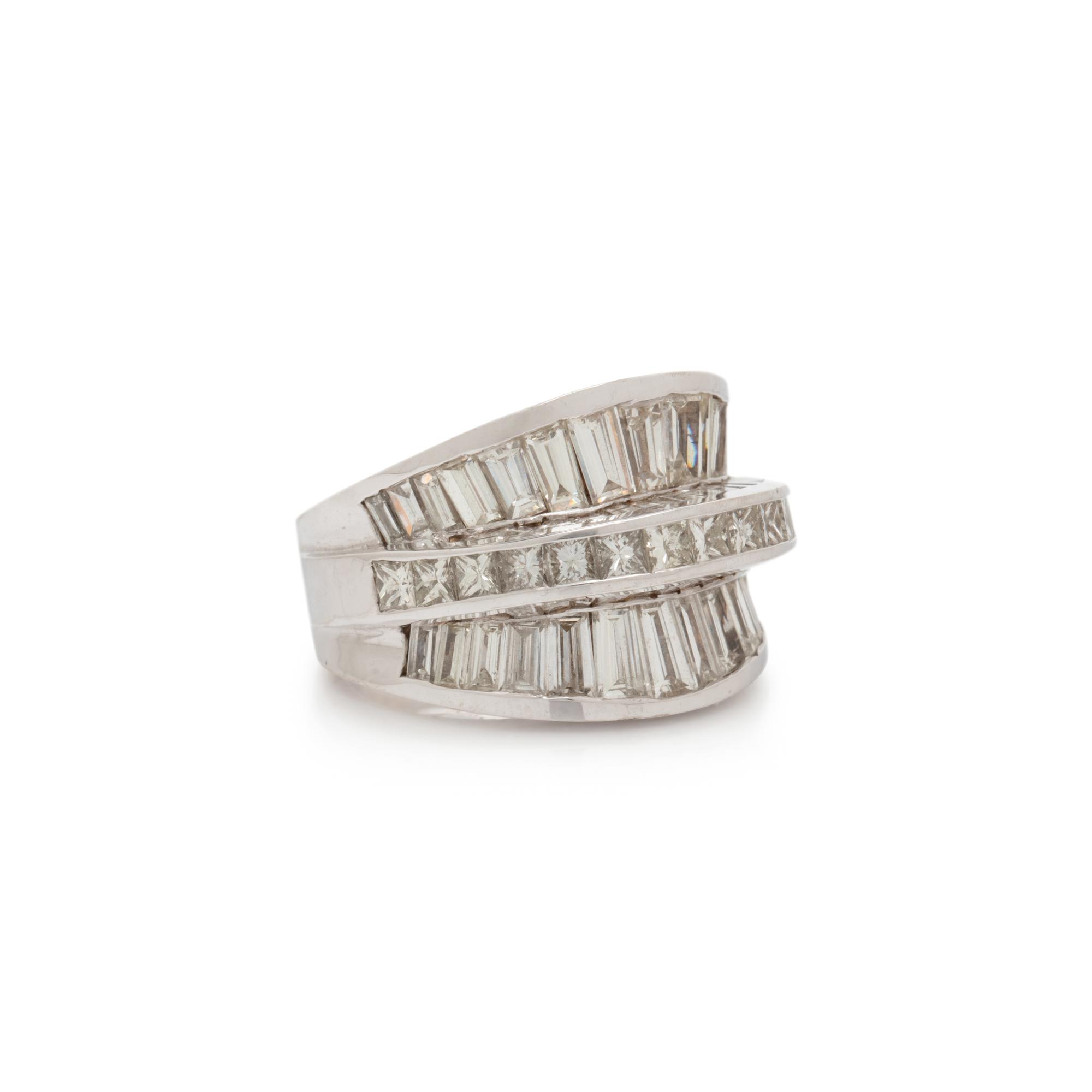 WHITE GOLD AND DIAMOND RING