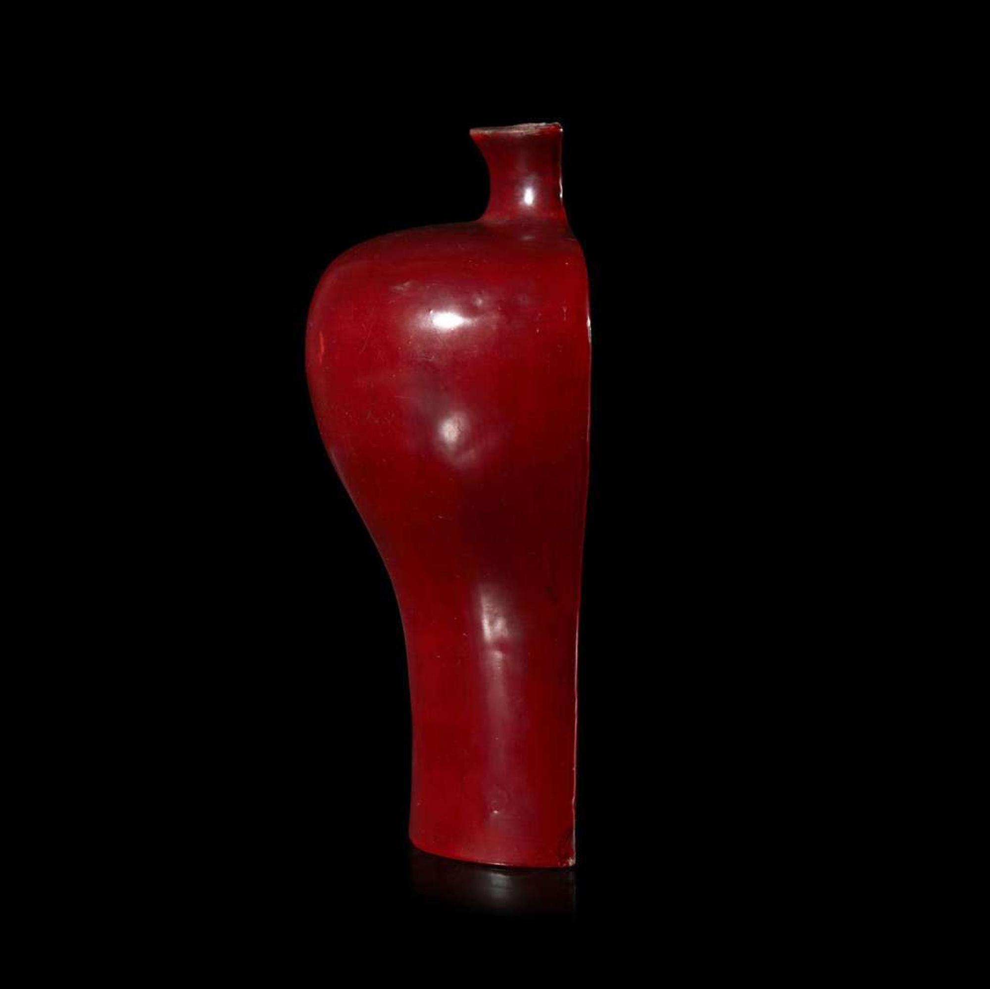 An unusual Chinese red lacquered “meiping” wall vase 朱红漆器梅瓶式壁瓶 "Wanguan Jianzhi" mark ???? ??