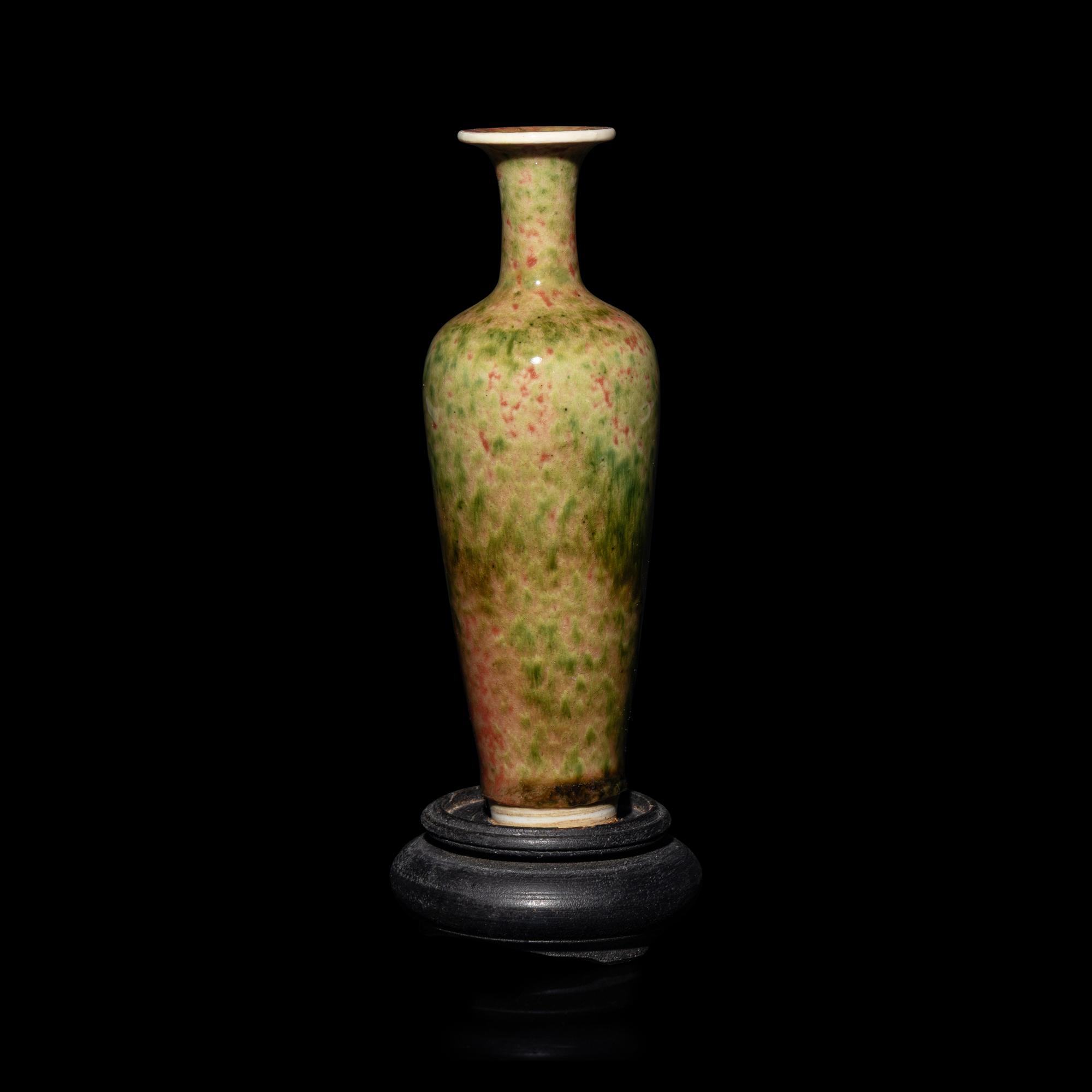 A Chinese Peachbloom Glazed Porcelain Amphora Vase, 19th/20th Century — 晚清-民國 豇豆紅釉柳葉尊