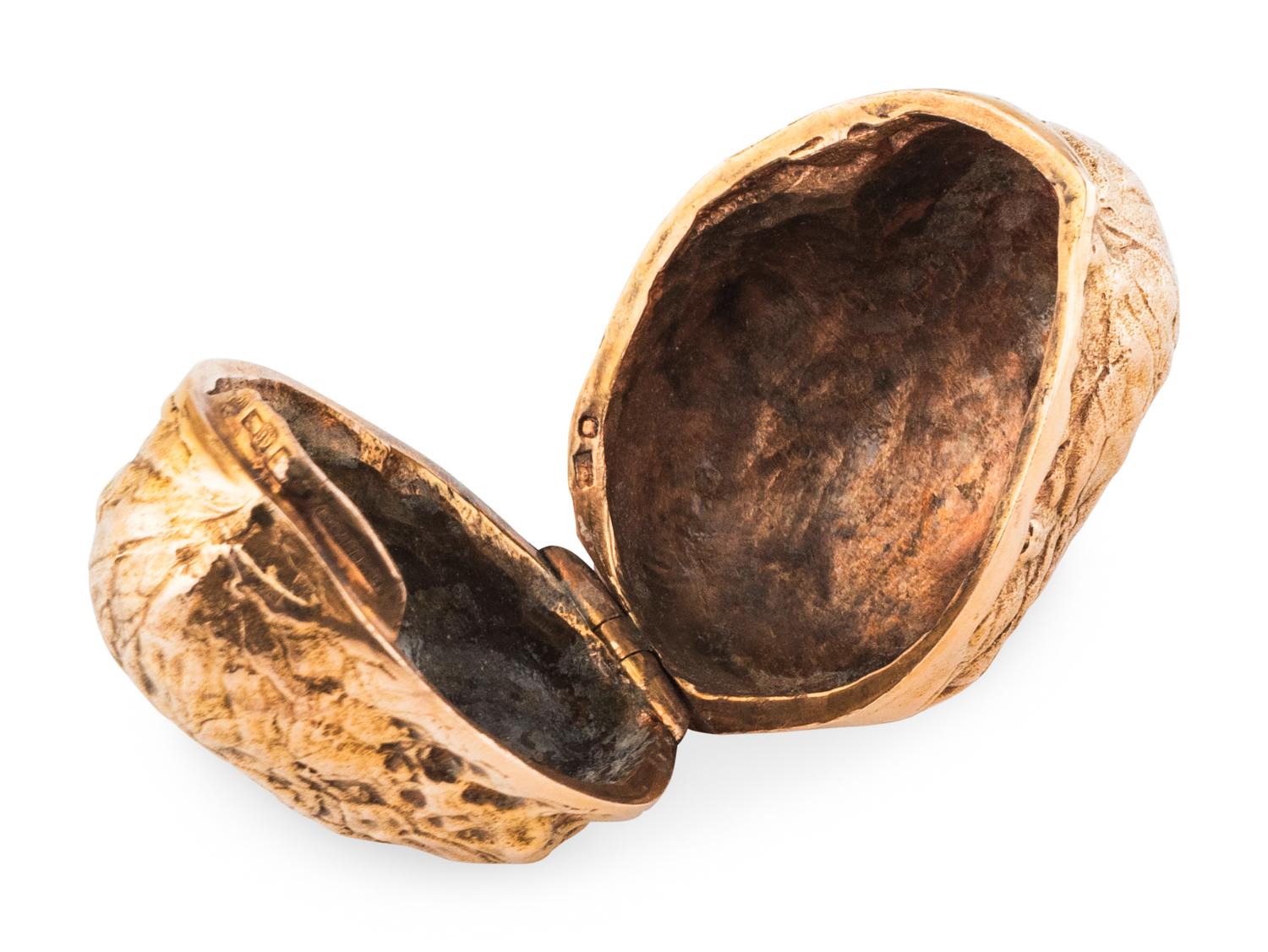 A Fabergé Gold Walnut-Form Snuff Box