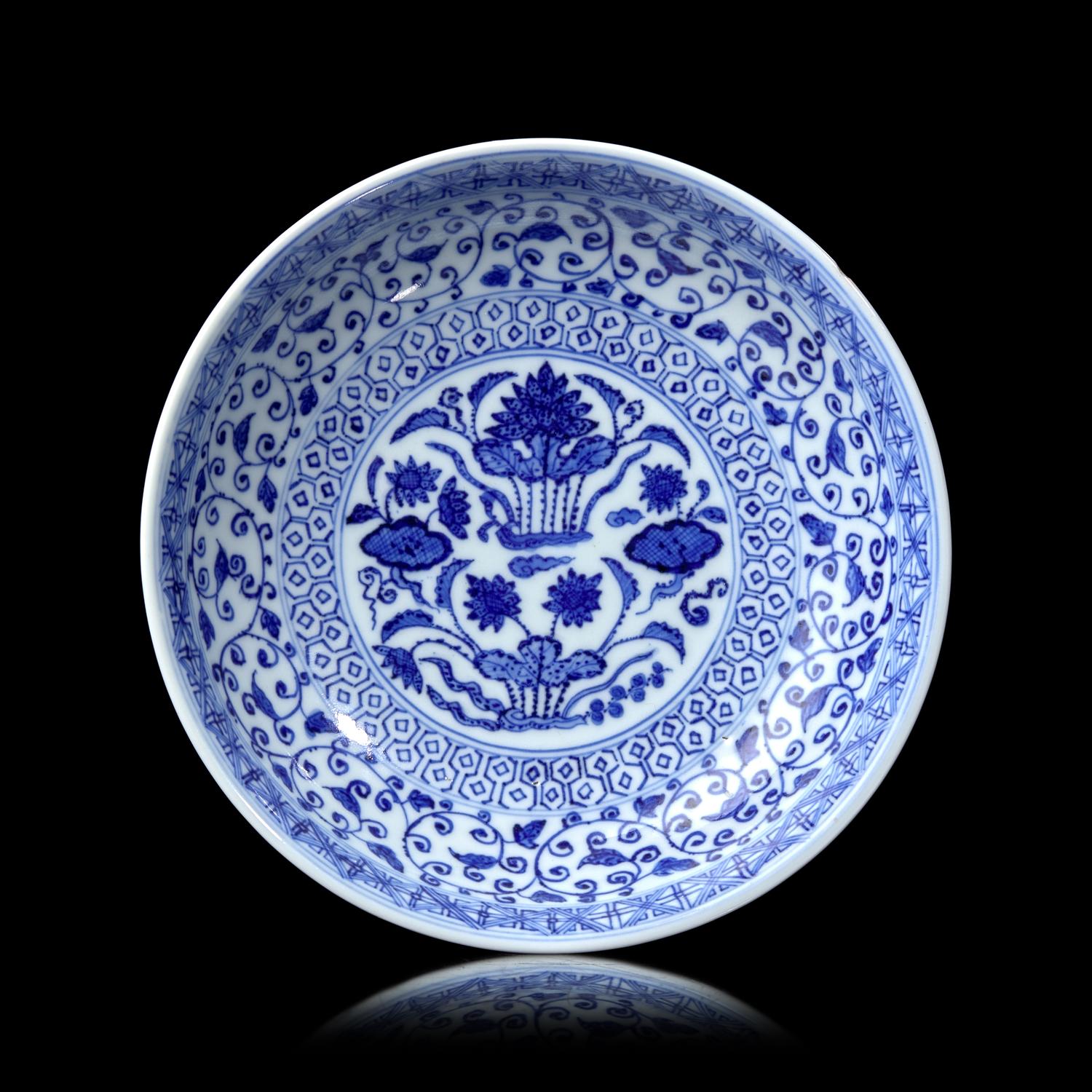 A Chinese Blue and White Porcelain Dish, Qingyi Tang Hallmark, 18th/19th Century 清中期 慶宜堂款青花小碟
