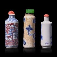 Three Chinese Blue and White Porcelain Cylindrical-Form Snuff Bottles, 19th Century 清晚期 青花鼻煙壺三支