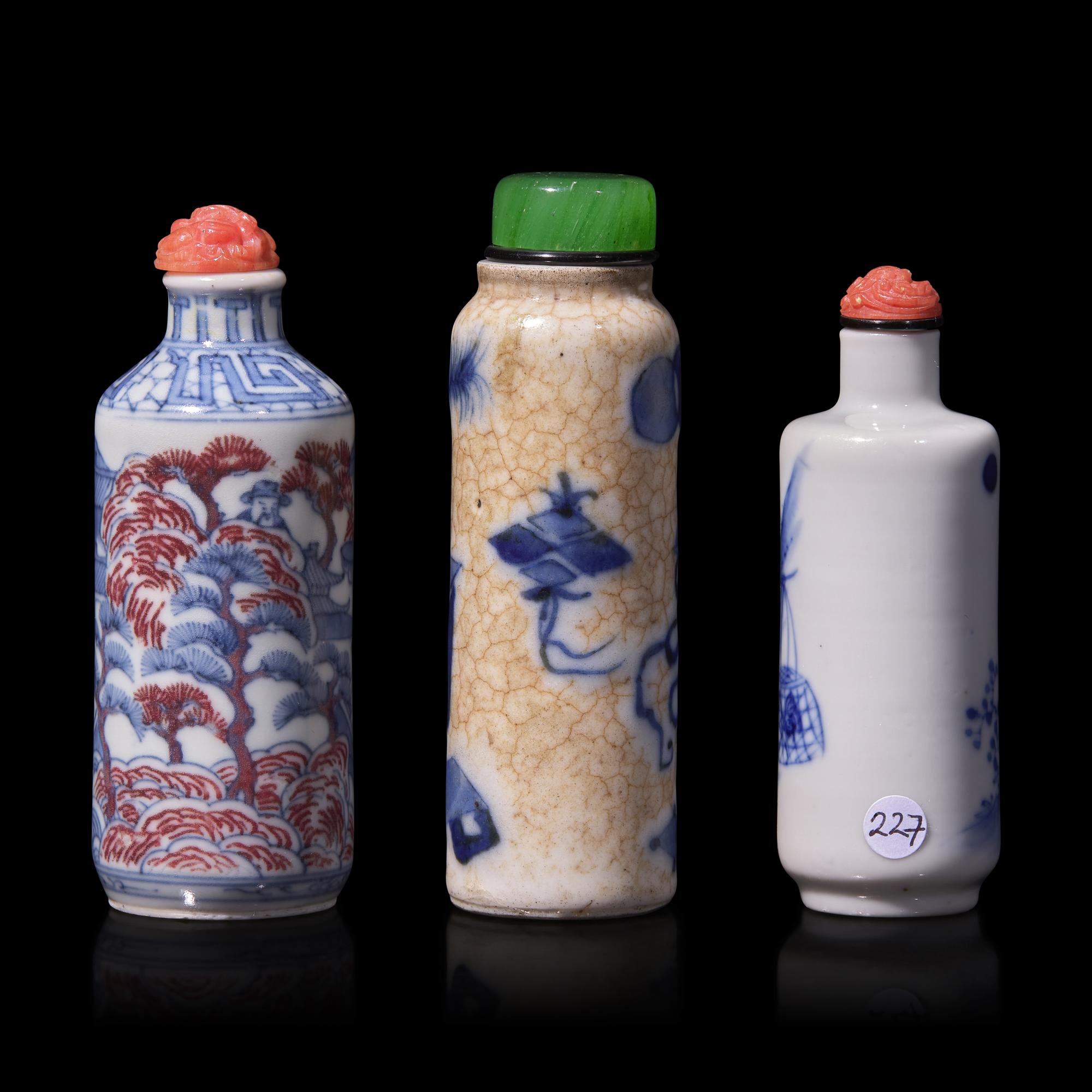 Three Chinese Blue and White Porcelain Cylindrical-Form Snuff Bottles, 19th Century 清晚期 青花鼻煙壺三支