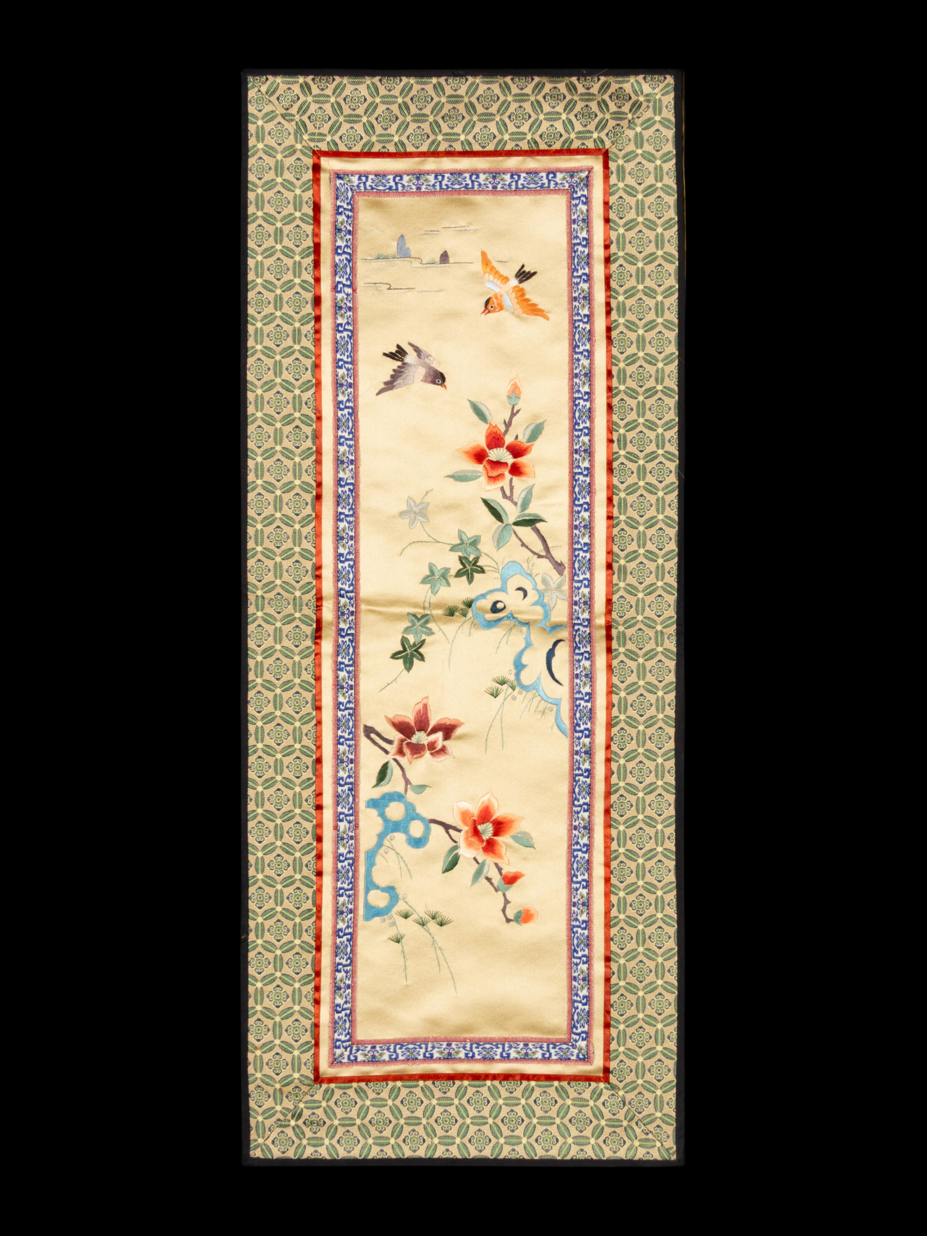 A Collection of 33 Chinese Embroidered Silk Panels 近代 綉片33幅