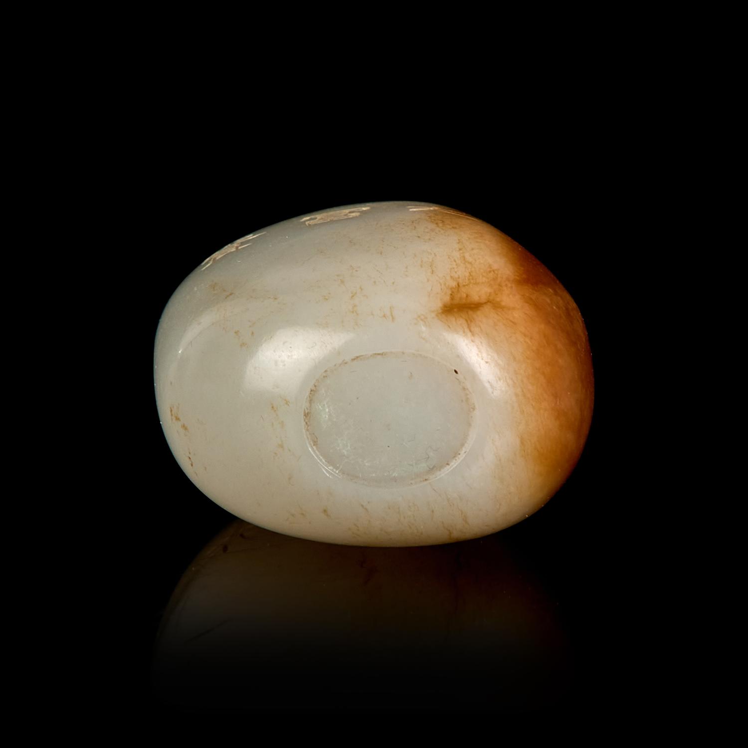 Two Chinese Russet and White Pebble-Form Jade Snuff Bottles 白玉留皮籽料鼻烟壶两支