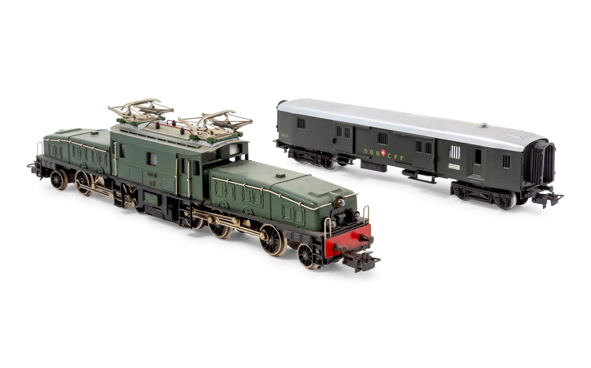 A Marklin Polychrome HO-Gauge SBB/CFF Crocodile Locomotive and Luggage Car