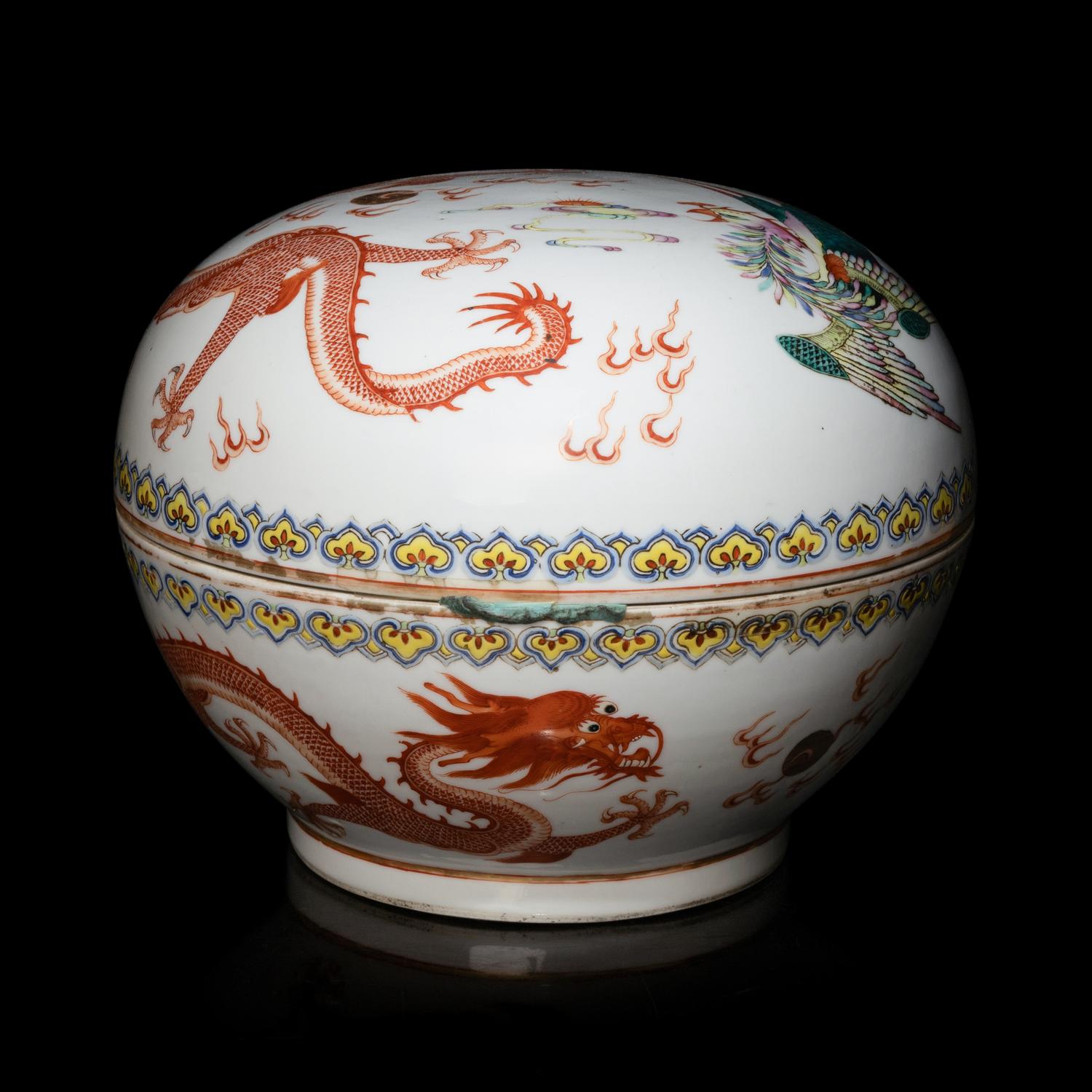 A Chinese Famille Rose Porcelain 'Dragon and Phoenix' Box and Cover, Late 19th/Early 20th Century 晚清/民國 粉彩龍鳳紋大捧盒