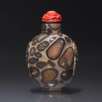 A Chinese Puddingstone Snuff Bottle, Qing Dynasty, Circa 1750-1860 — 1750-1860年 抱子石瑪瑙鼻煙壺