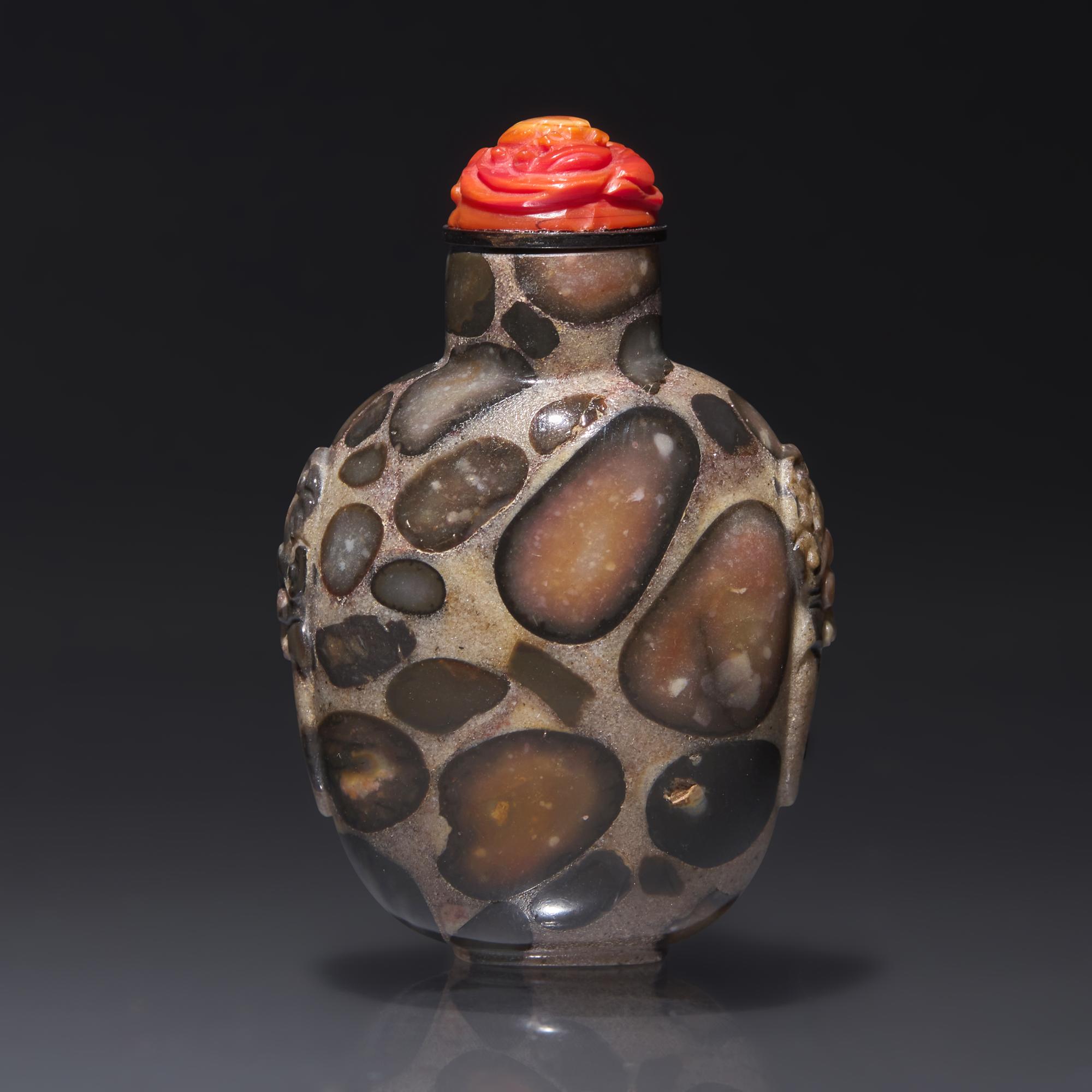 A Chinese Puddingstone Snuff Bottle, Qing Dynasty, Circa 1750-1860 — 1750-1860年 抱子石瑪瑙鼻煙壺