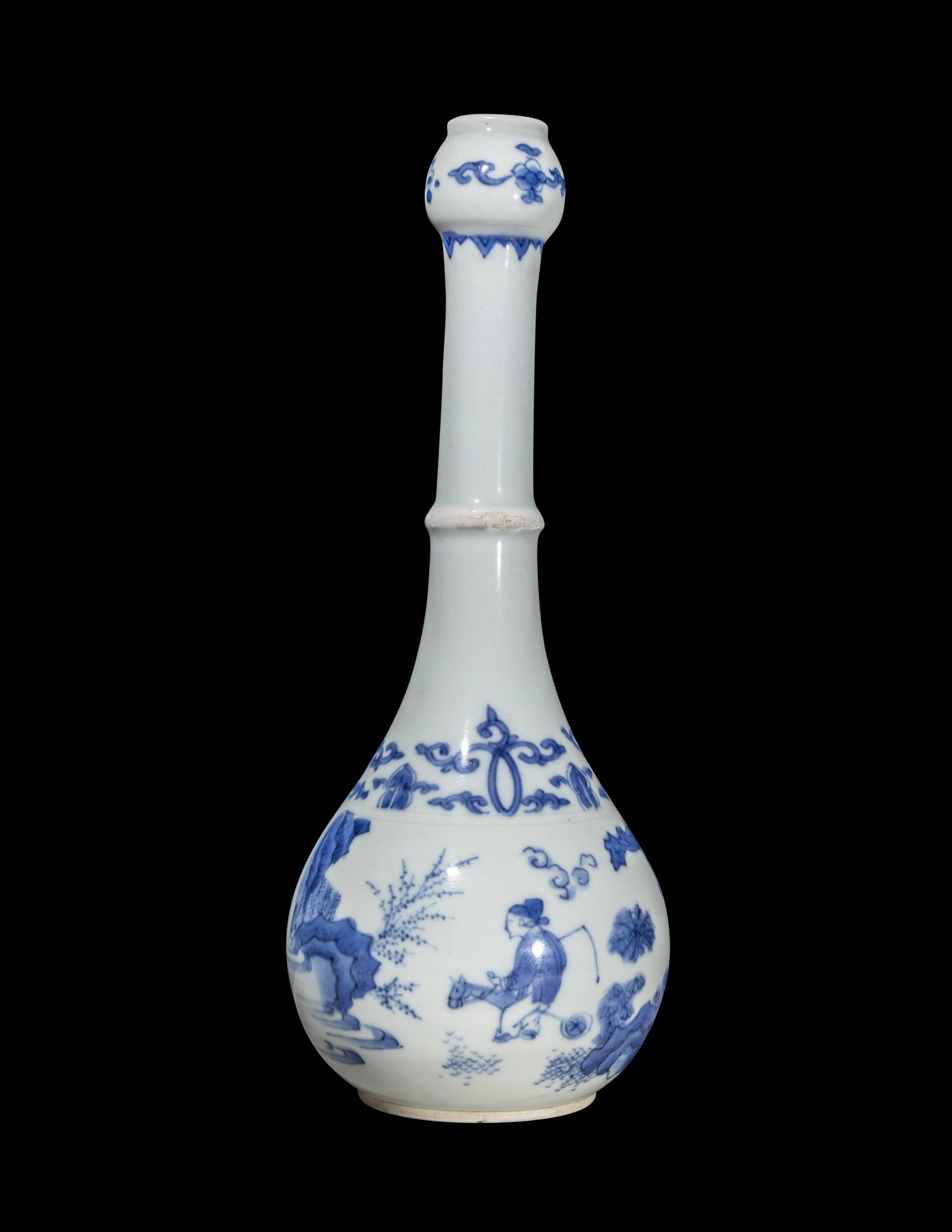 A Chinese Blue and White Porcelain Bottle Vase, Chongzhen Period 明崇禎 青花人物圖蒜頭長頸瓶