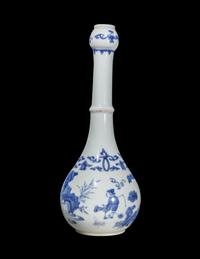 A Chinese Blue and White Porcelain Bottle Vase, Chongzhen Period 明崇禎 青花人物圖蒜頭長頸瓶
