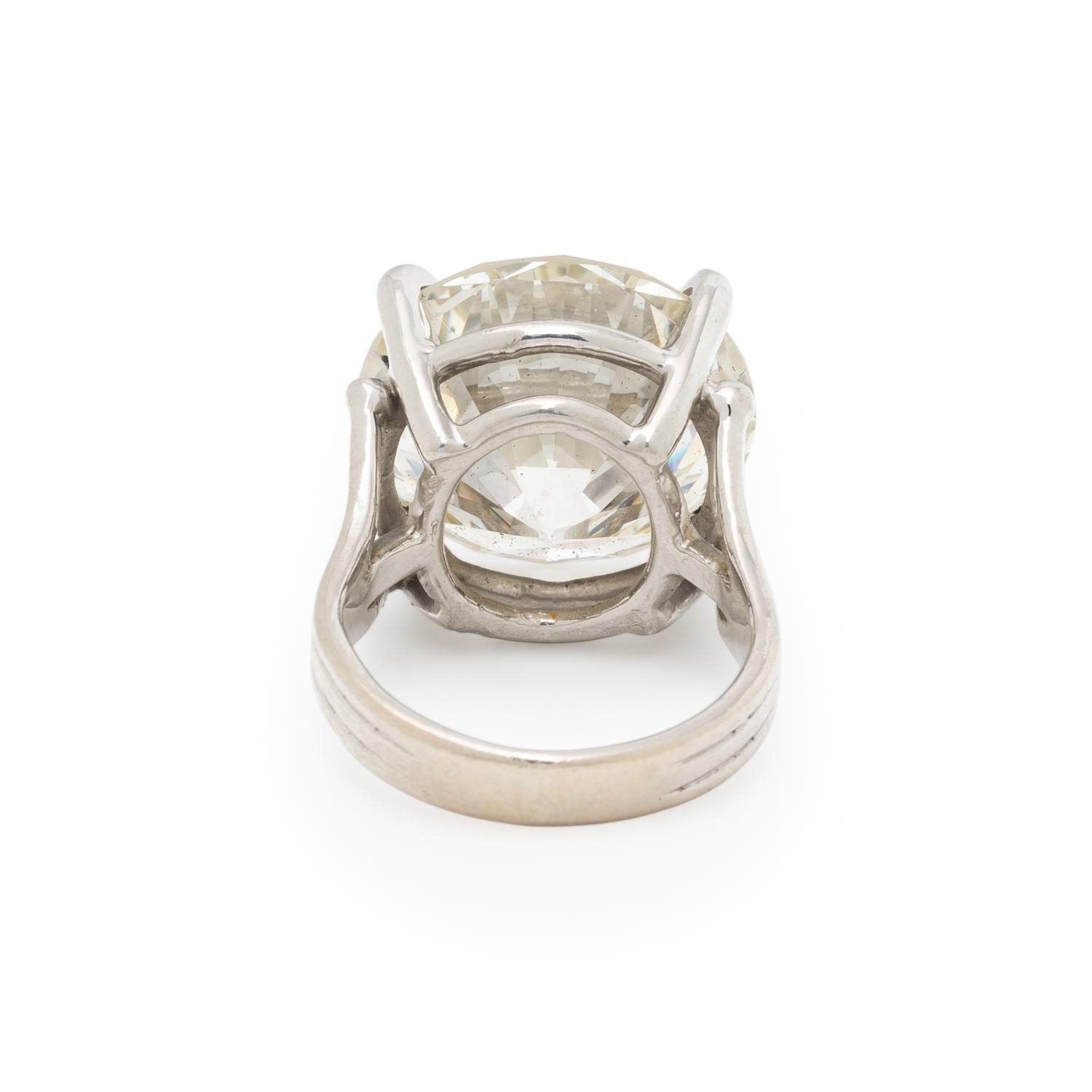 AN IMPORTANT DIAMOND AND PLATINUM RING