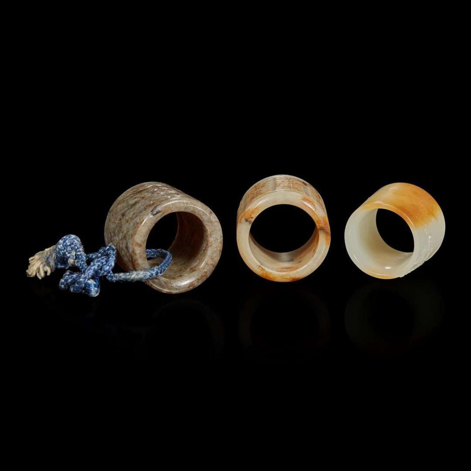 Three Chinese carved jade thumb rings 玉扳指三件