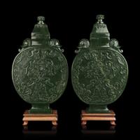 A Pair of Chinese Spinach Jade Moon Flasks and Covers, 20th Century 近代 碧玉抱月瓶一對