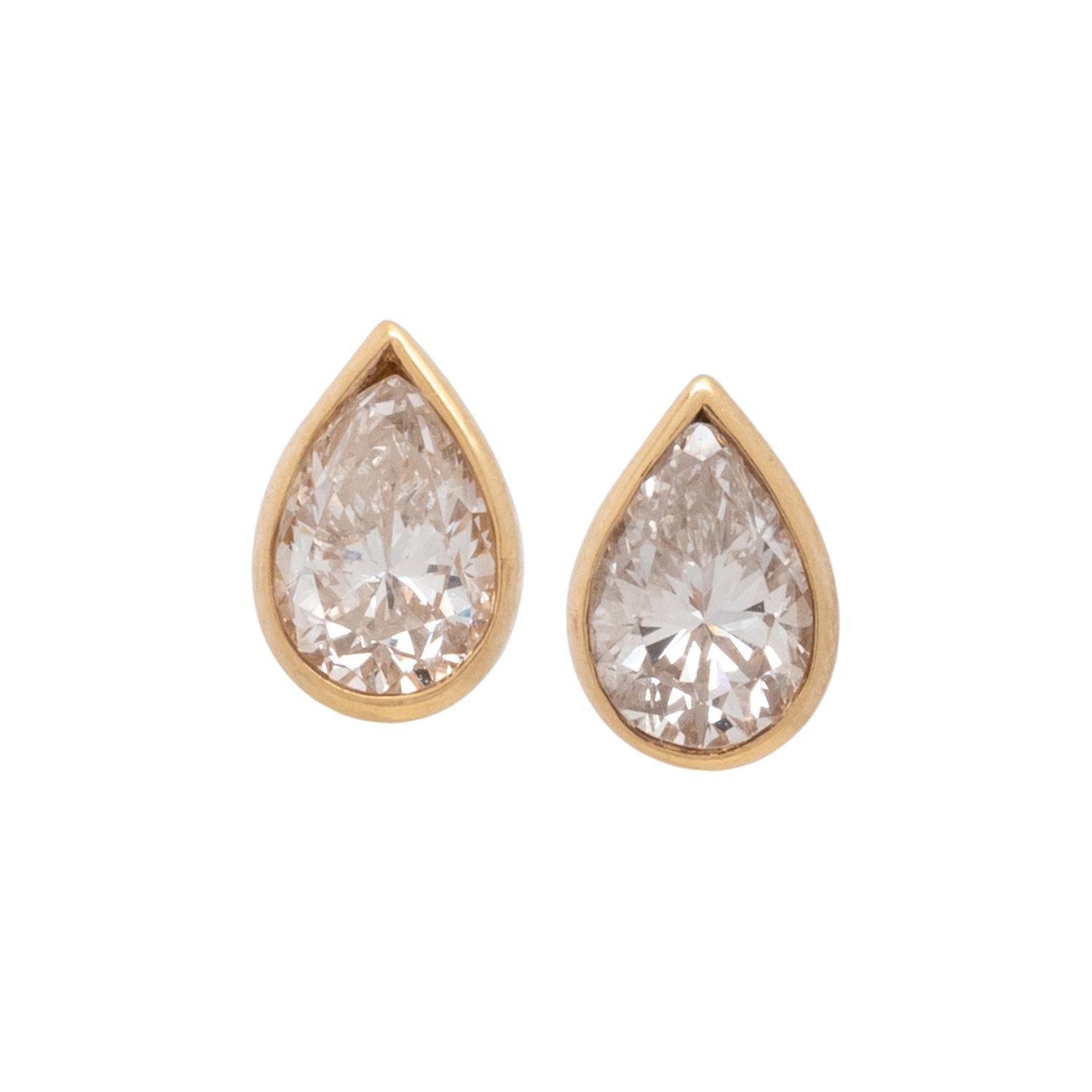 YELLOW GOLD AND DIAMOND STUD EARRINGS