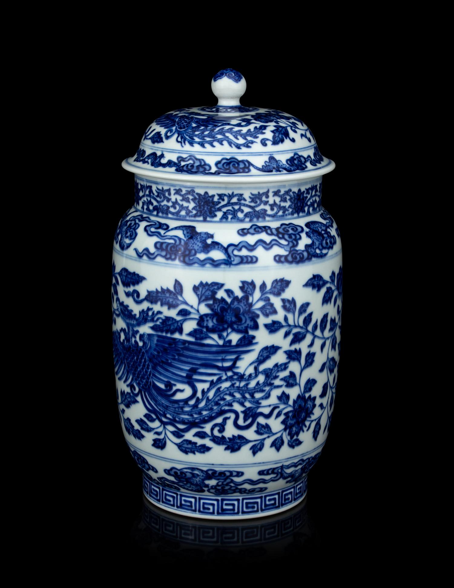 A Chinese Blue and White Porcelain Cylindrical Jar and Cover