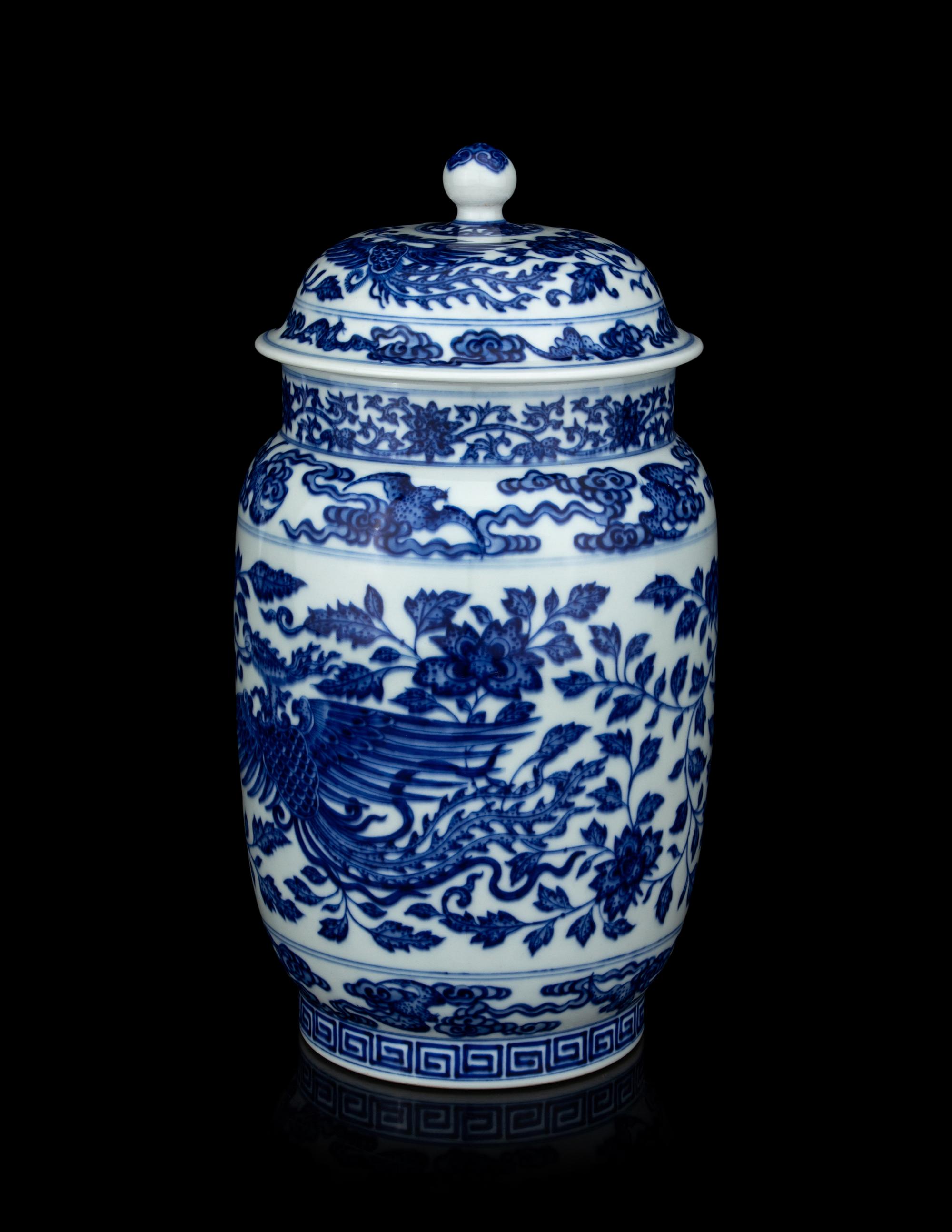 A Chinese Blue and White Porcelain Cylindrical Jar and Cover