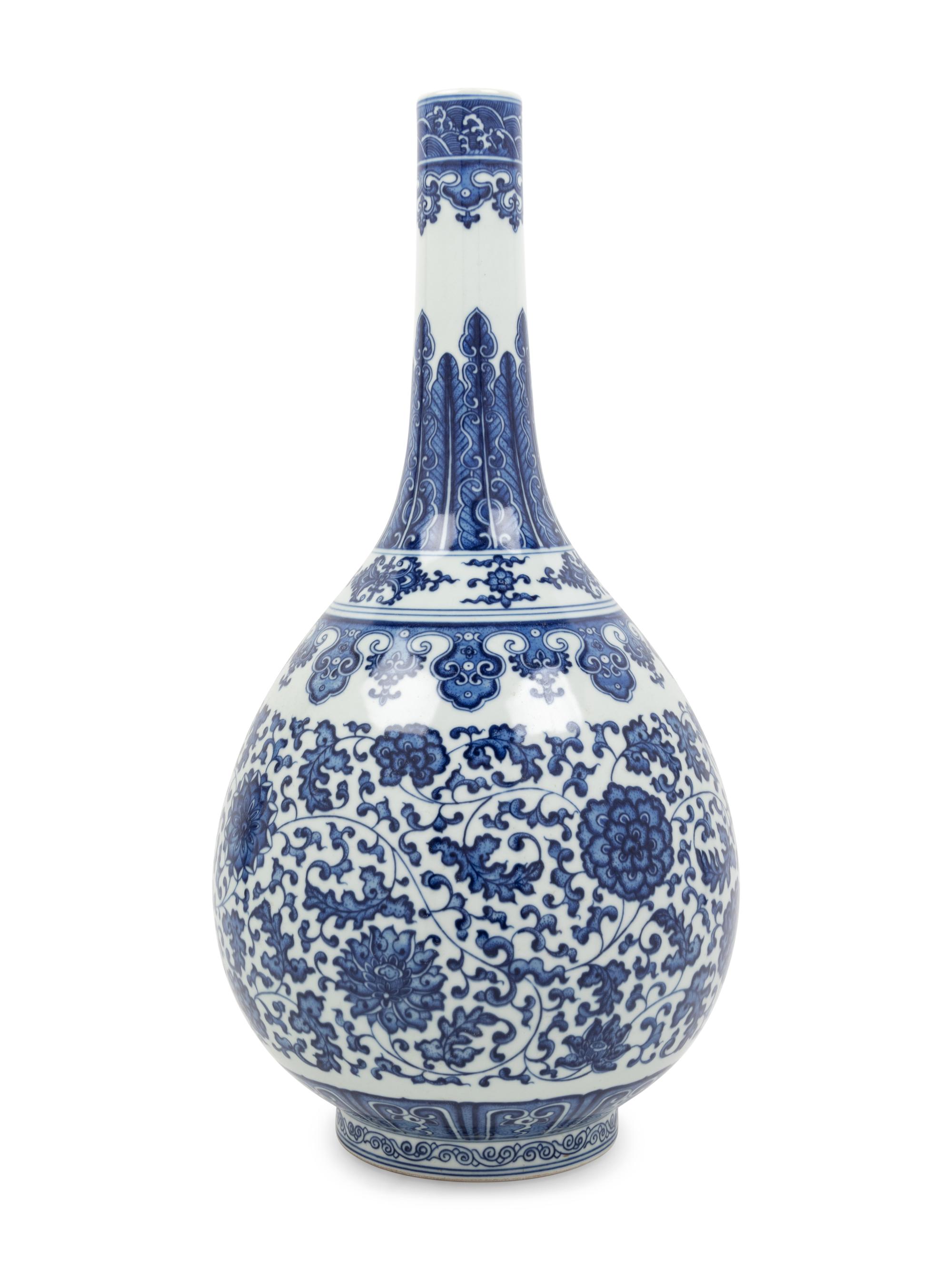 A Chinese Blue and White Porcelain Bottle Vase