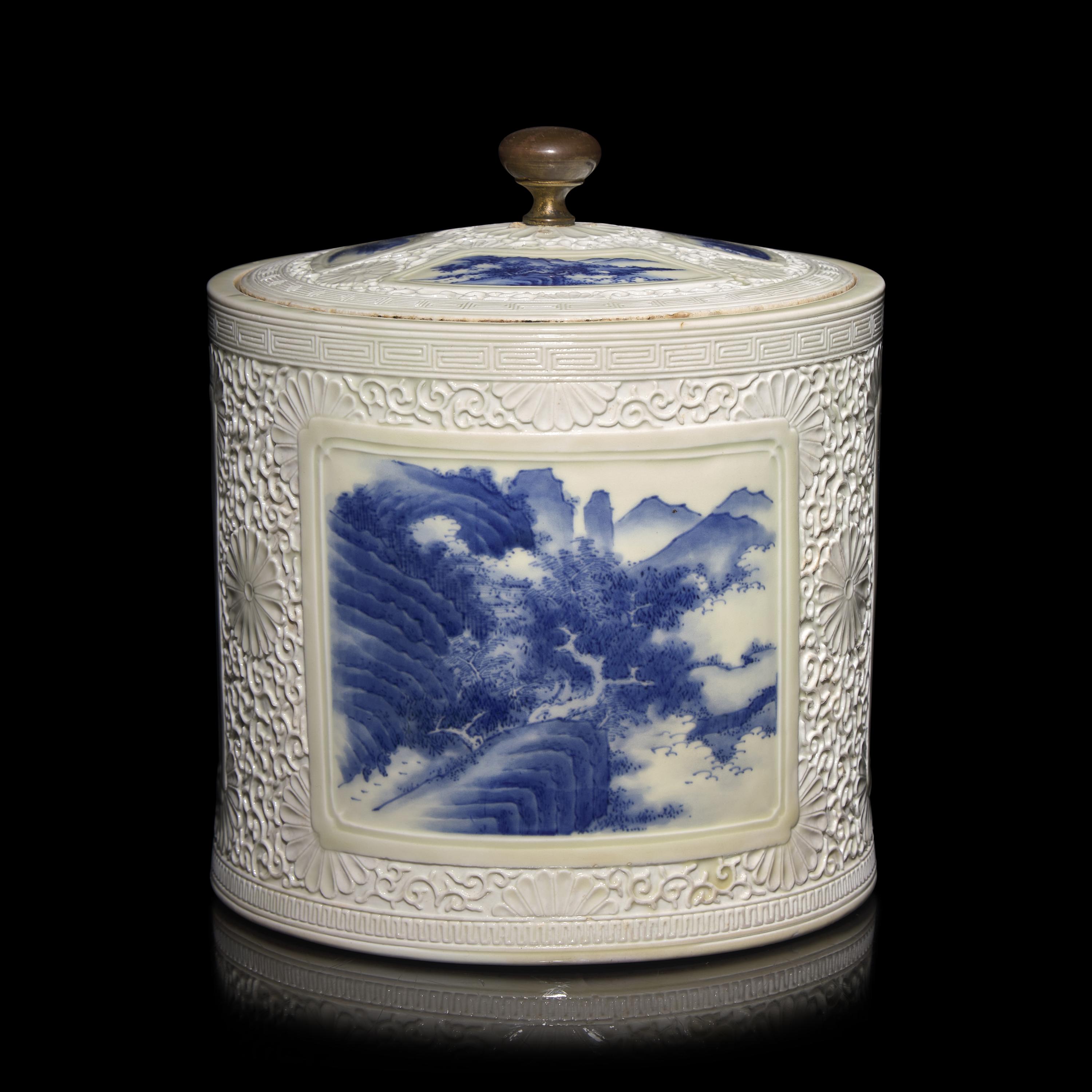 An Unusual Japanese Hirado Porcelain Mizusashi and Cover, Meiji Period — 日本明治時代 平戶燒青花水指
