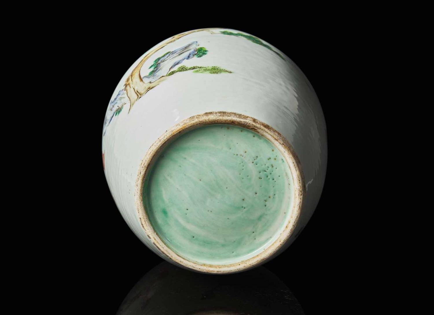 A Chinese famile rose ovoid vase, Late 19th / early 20th century 粉彩人物蓋罐帶底座 十九世紀末至二十世紀初