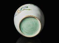 A Chinese famile rose ovoid vase, Late 19th / early 20th century 粉彩人物蓋罐帶底座 十九世紀末至二十世紀初