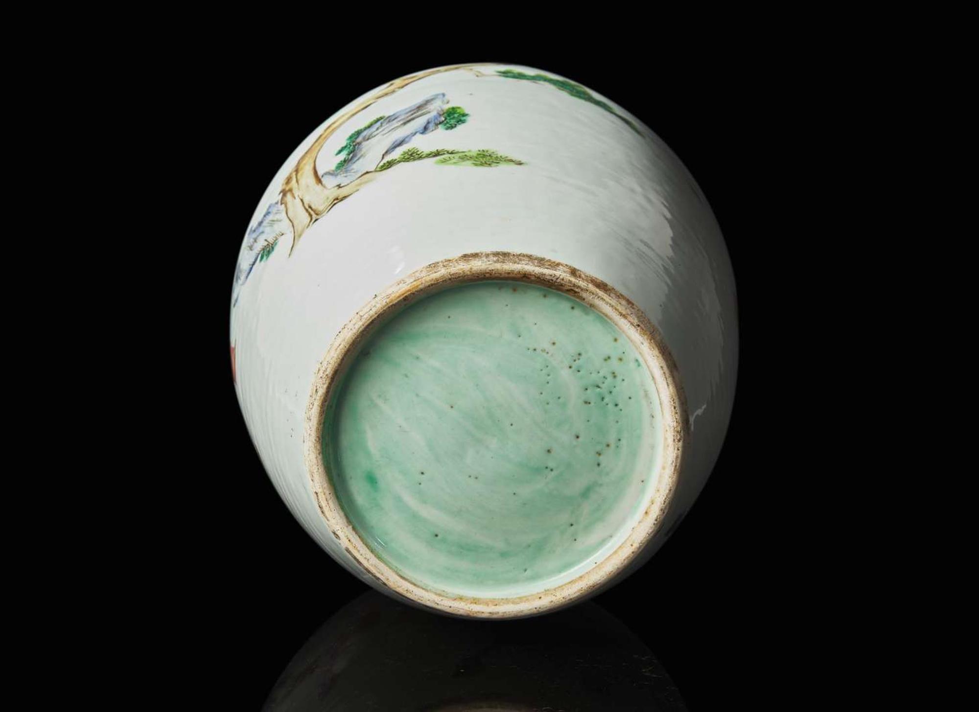 A Chinese famile rose ovoid vase, Late 19th / early 20th century 粉彩人物蓋罐帶底座 十九世紀末至二十世紀初