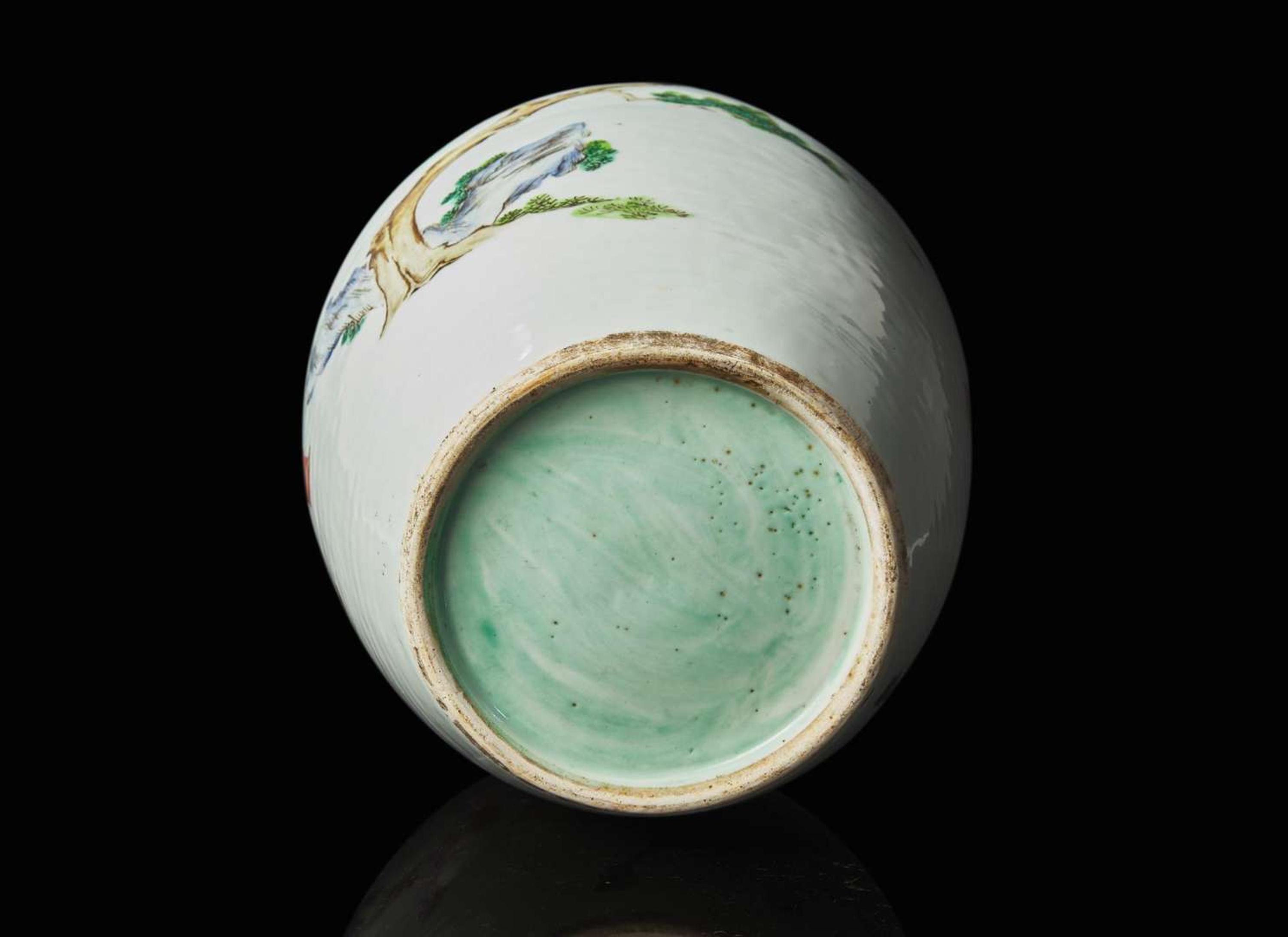 A Chinese famile rose ovoid vase, Late 19th / early 20th century 粉彩人物蓋罐帶底座 十九世紀末至二十世紀初