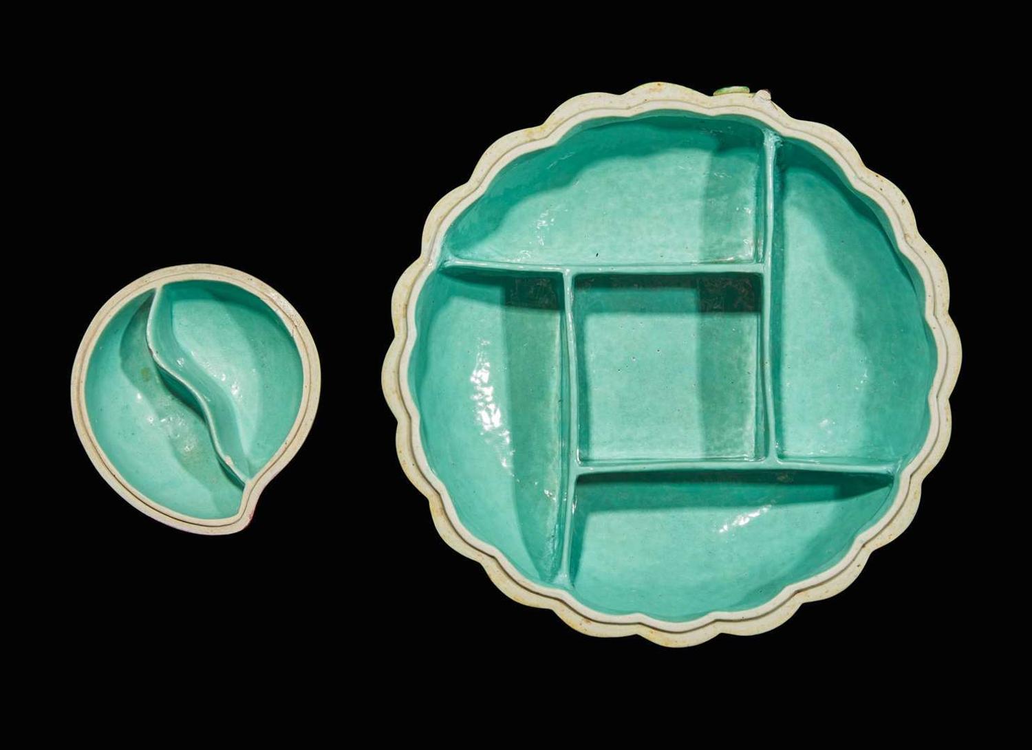 A group of six assorted Chinese enameled peach and melon-form covered sweetmeat boxes and ornaments 瓜果形瓷器一組六件
