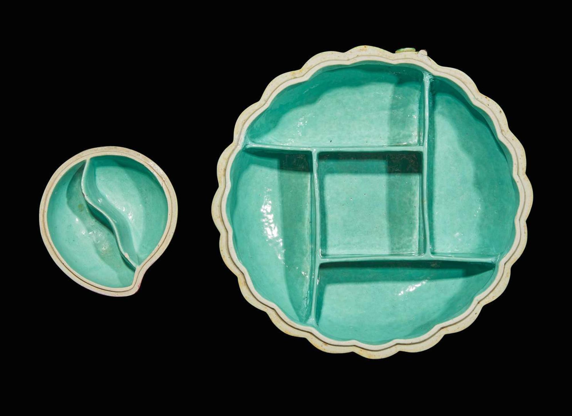 A group of six assorted Chinese enameled peach and melon-form covered sweetmeat boxes and ornaments 瓜果形瓷器一組六件