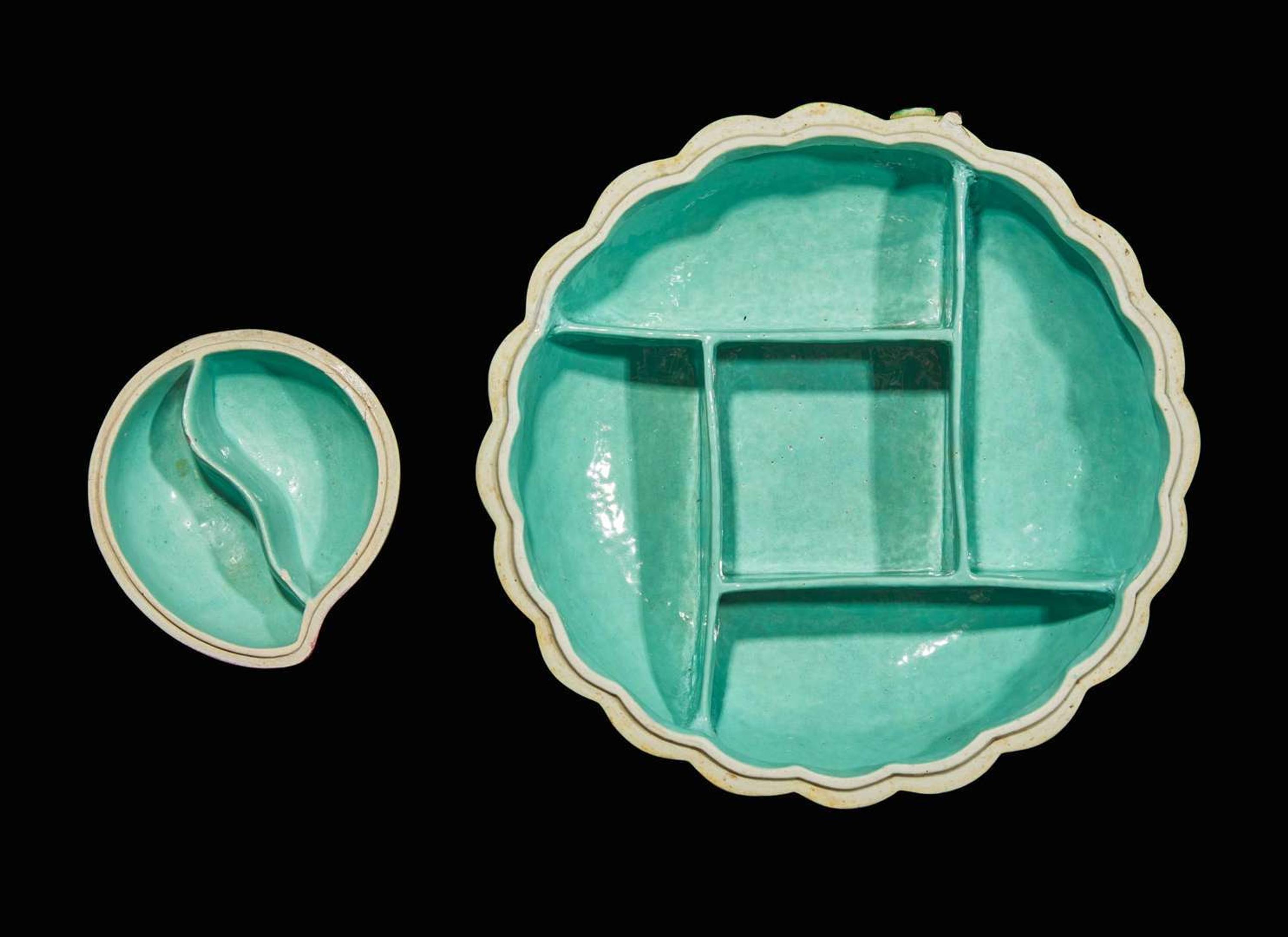 A group of six assorted Chinese enameled peach and melon-form covered sweetmeat boxes and ornaments 瓜果形瓷器一組六件