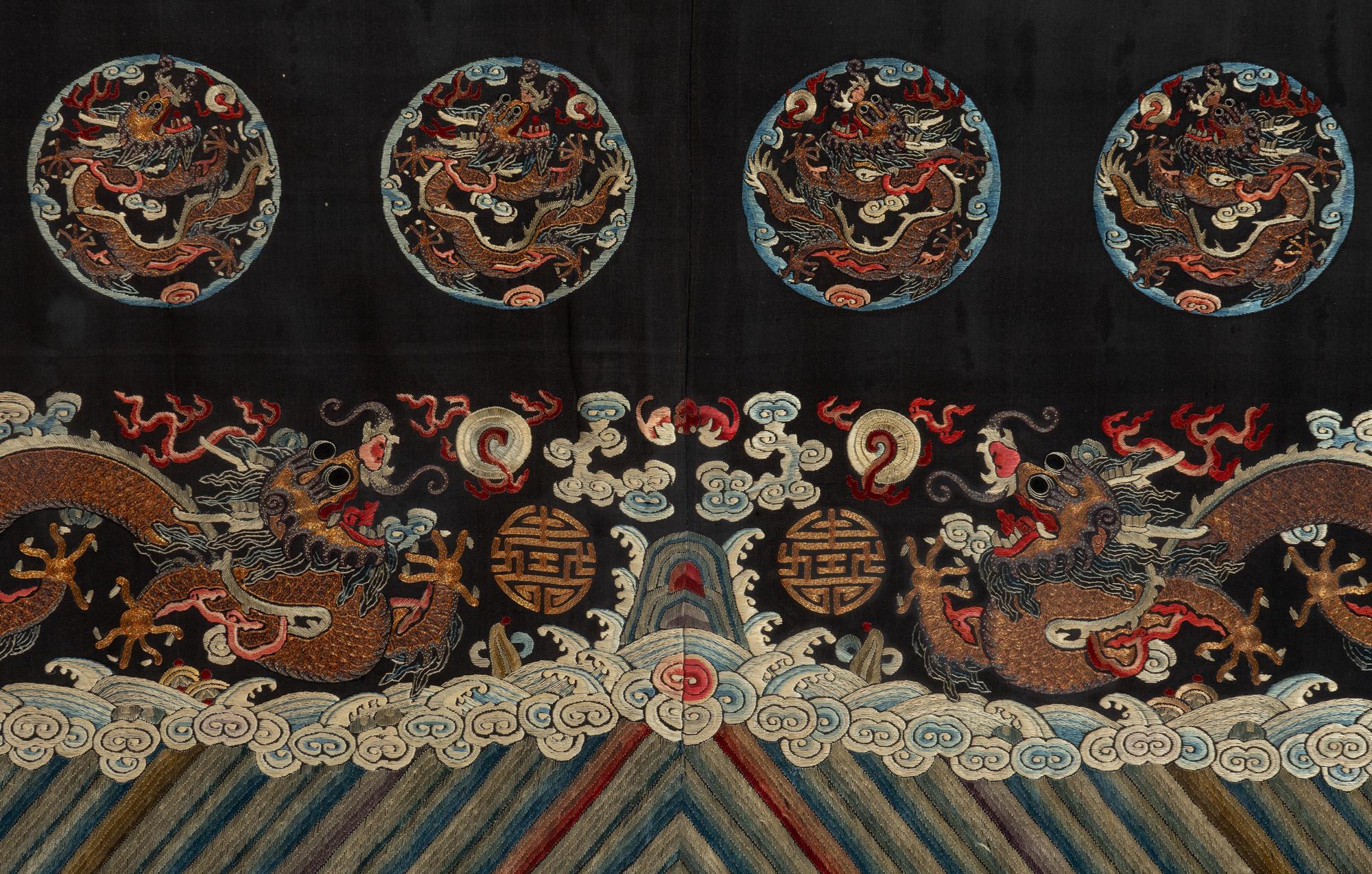 A Chinese Embroidered 'Dragon' Silk Panel, 19th Century 清晚期 團龍紋綉片