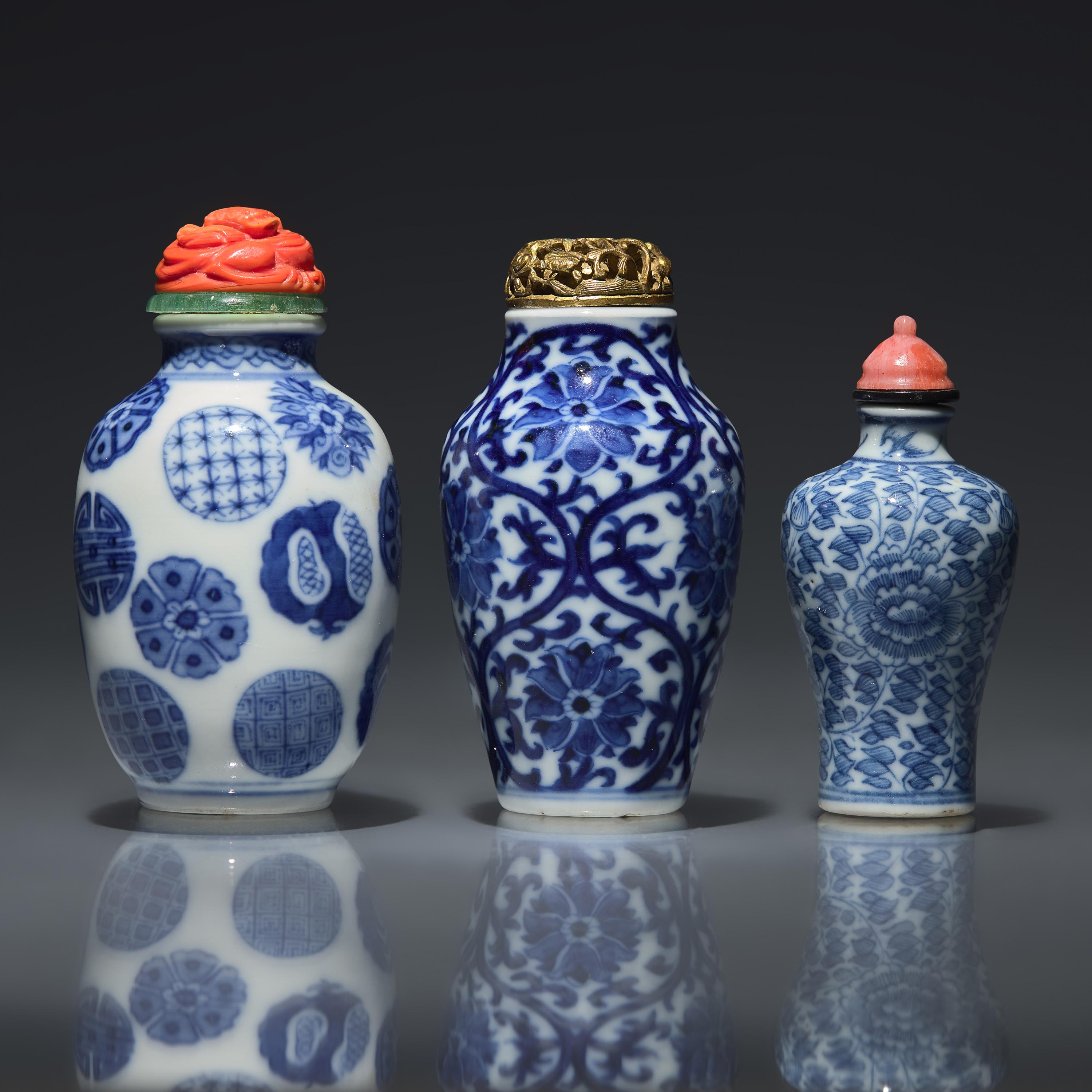 Three Chinese Blue and White Porcelain Snuff Bottles and Jarlets, Qing Dynasty, Circa 1800-1900 — 1800-1900年 青花鼻煙壺三支