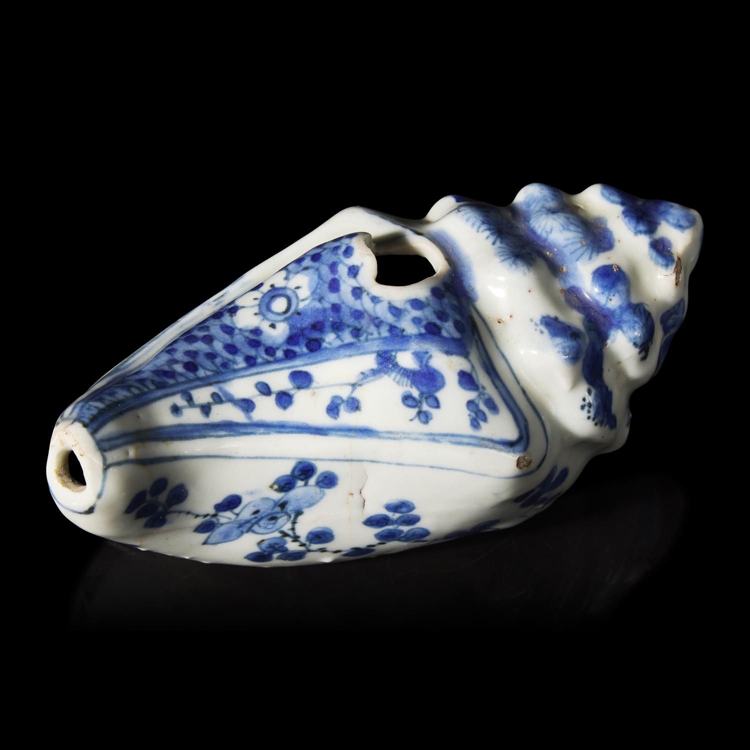 A Chinese Blue and White Porcelain Conch-Shaped Water dropper, Wanli Period 明萬曆 青花海螺式硯滴