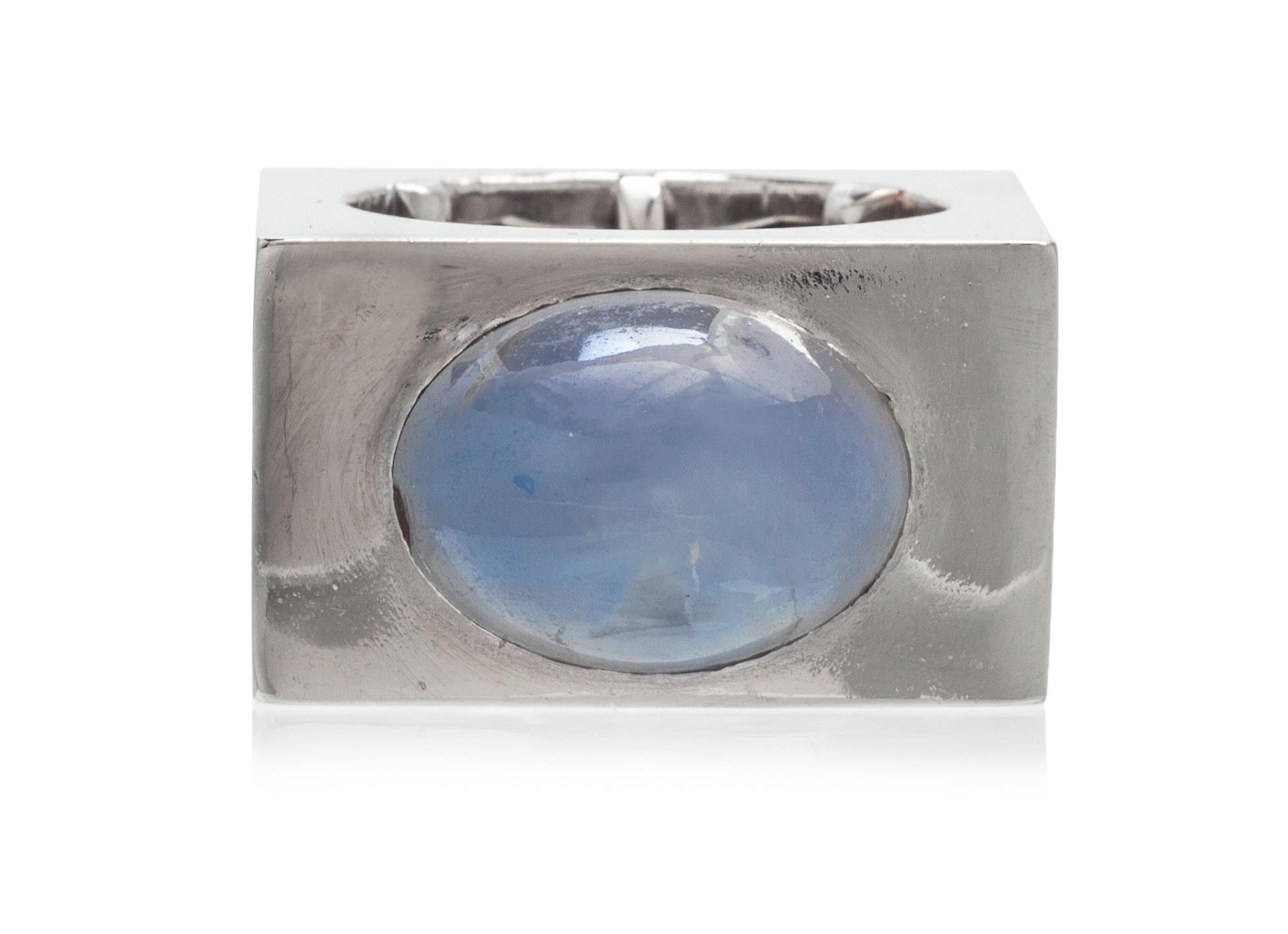 A White Gold and Star Sapphire Ring, 19.40 dwts.