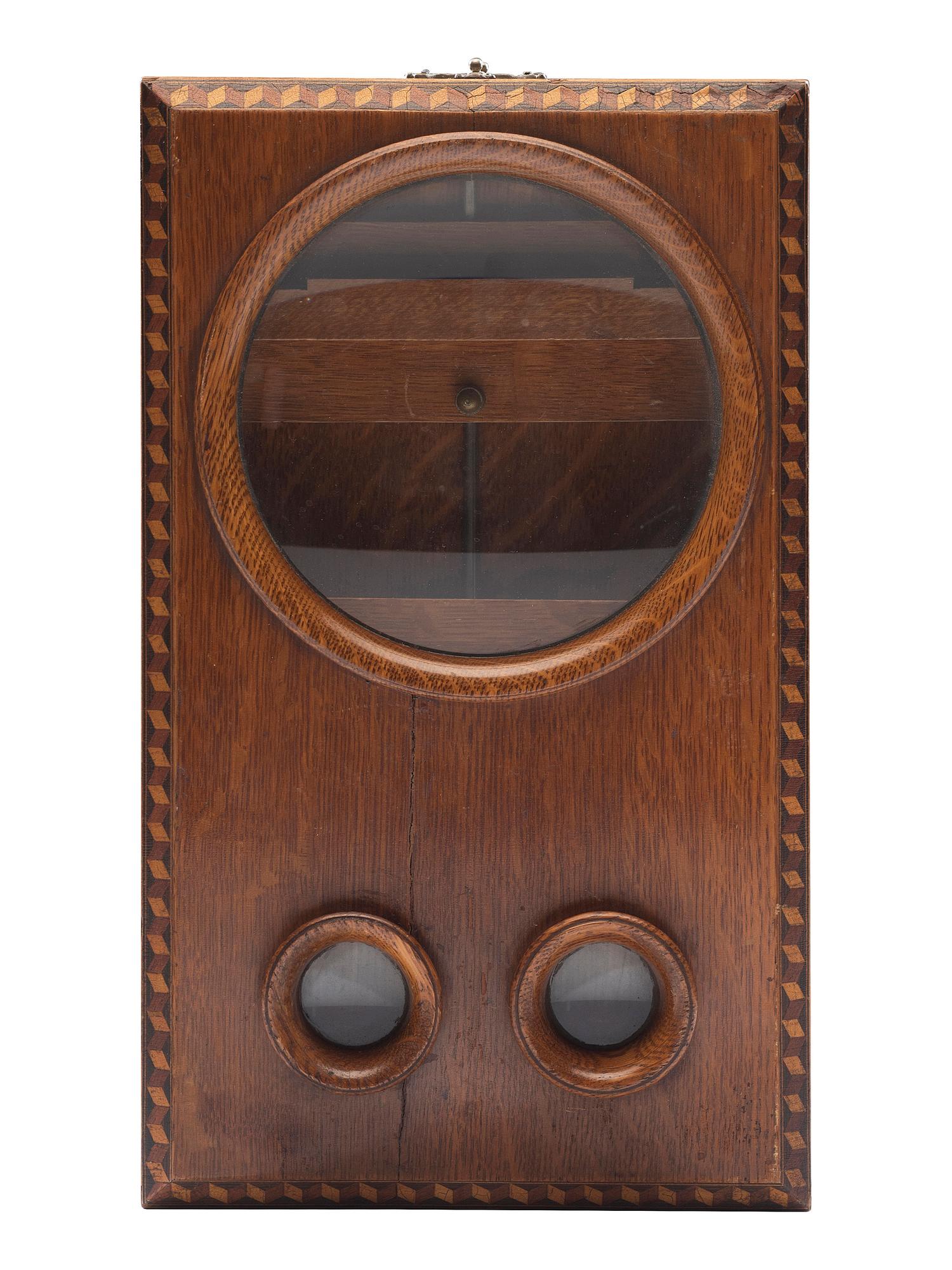 [EARLY PHOTOGRAPHY]. Stereographoscope in burl wood.