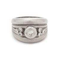WHITE GOLD AND DIAMOND RING