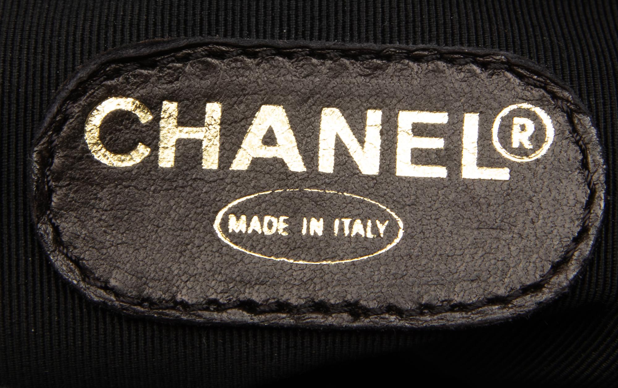 CHANEL, PATENT LEATHER SHOULDER BAG