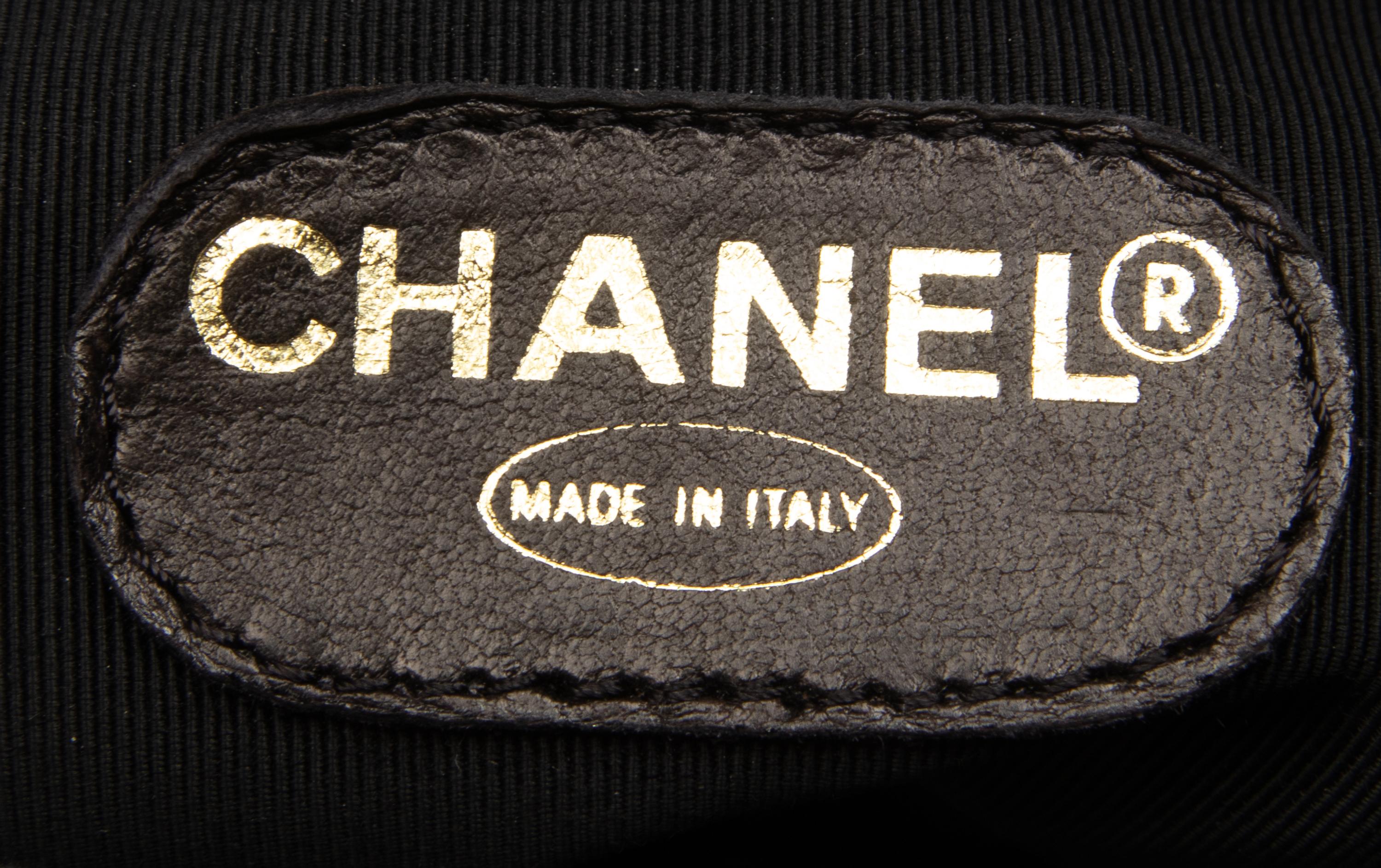CHANEL, PATENT LEATHER SHOULDER BAG