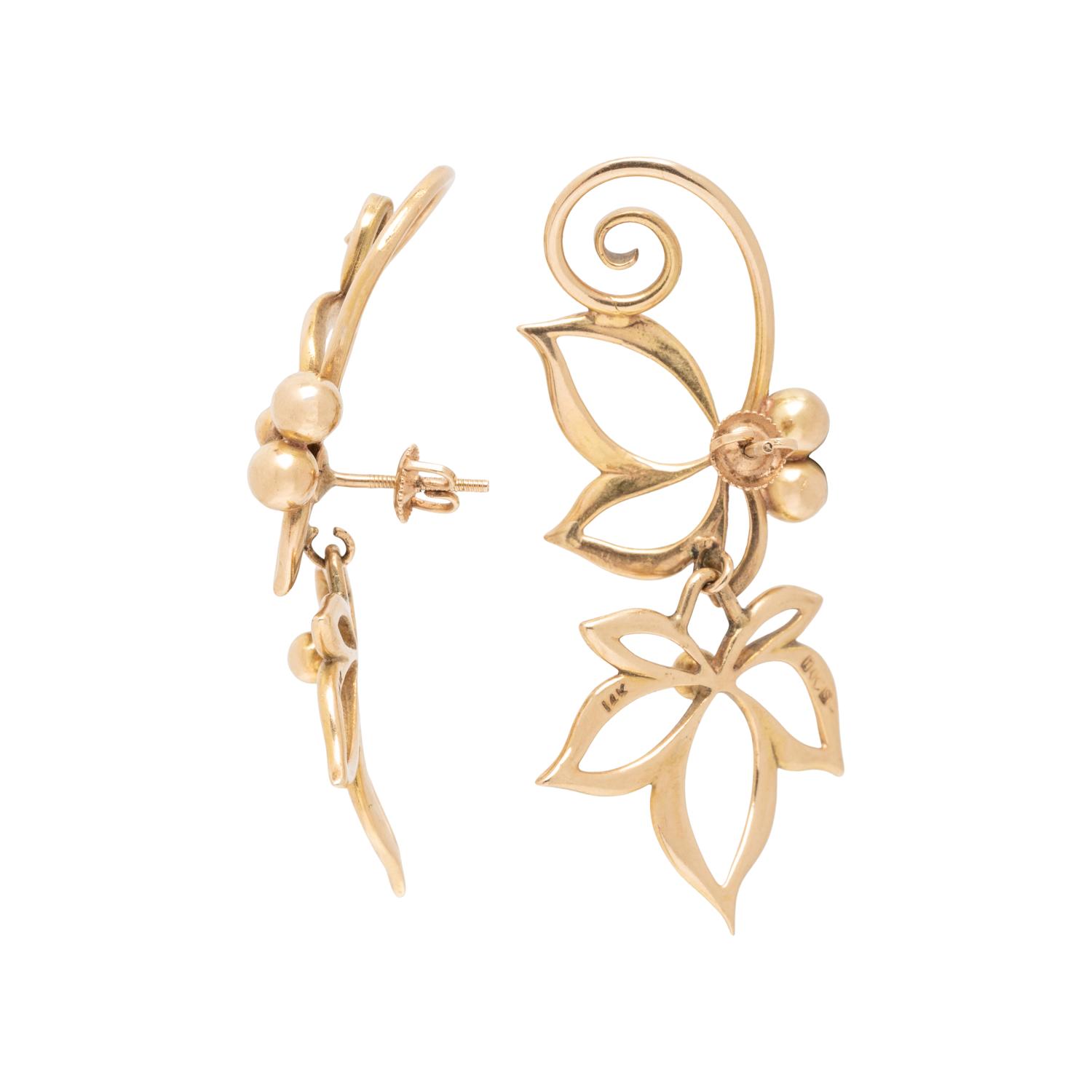 YELLOW GOLD FLORAL MOTIF NECKLACE AND EARRINGS