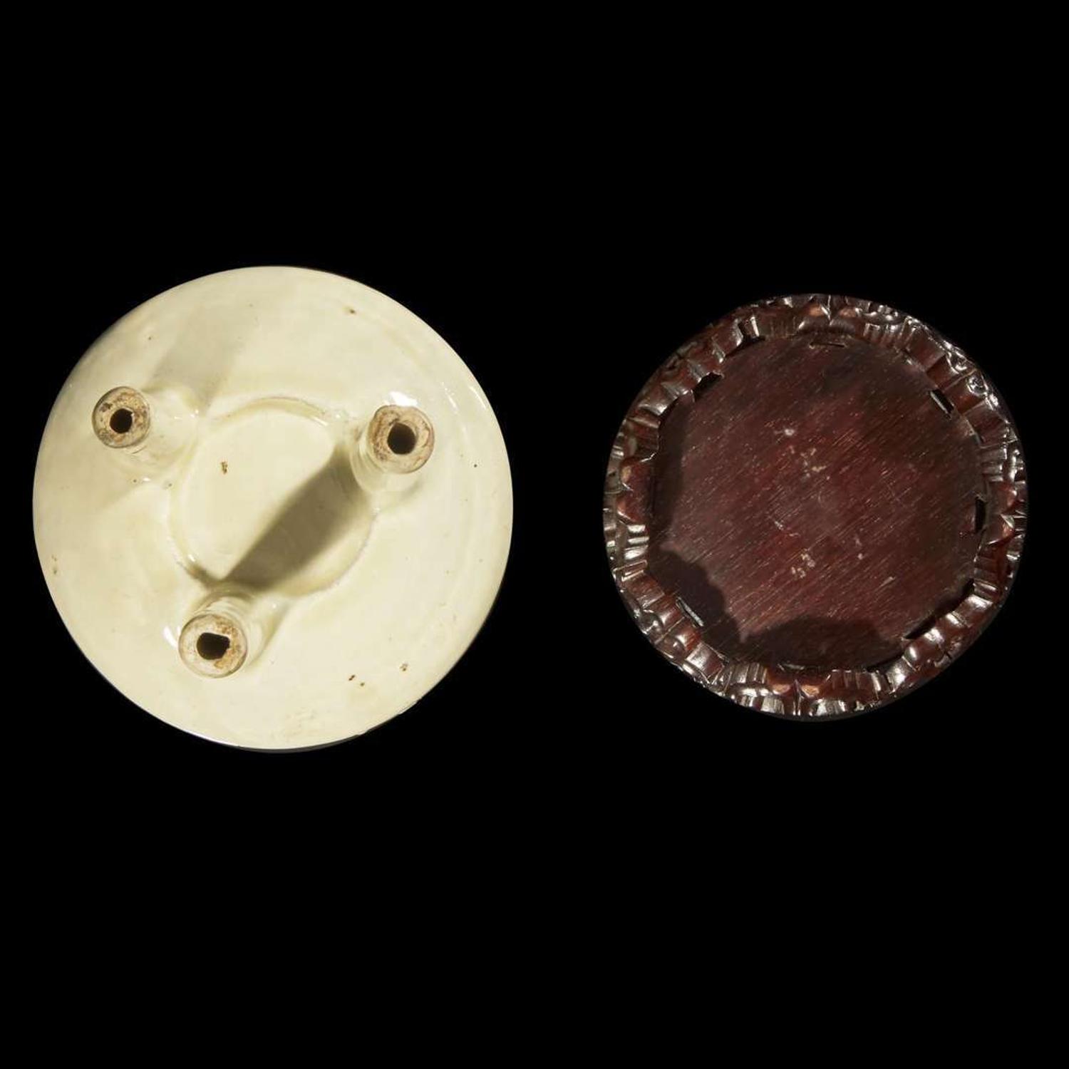 A Chinese creamy-white gazed tripod censer with finely carved wood cover and matching stand 白瓷香爐配木座 The tripod 17th/18th century ??????????